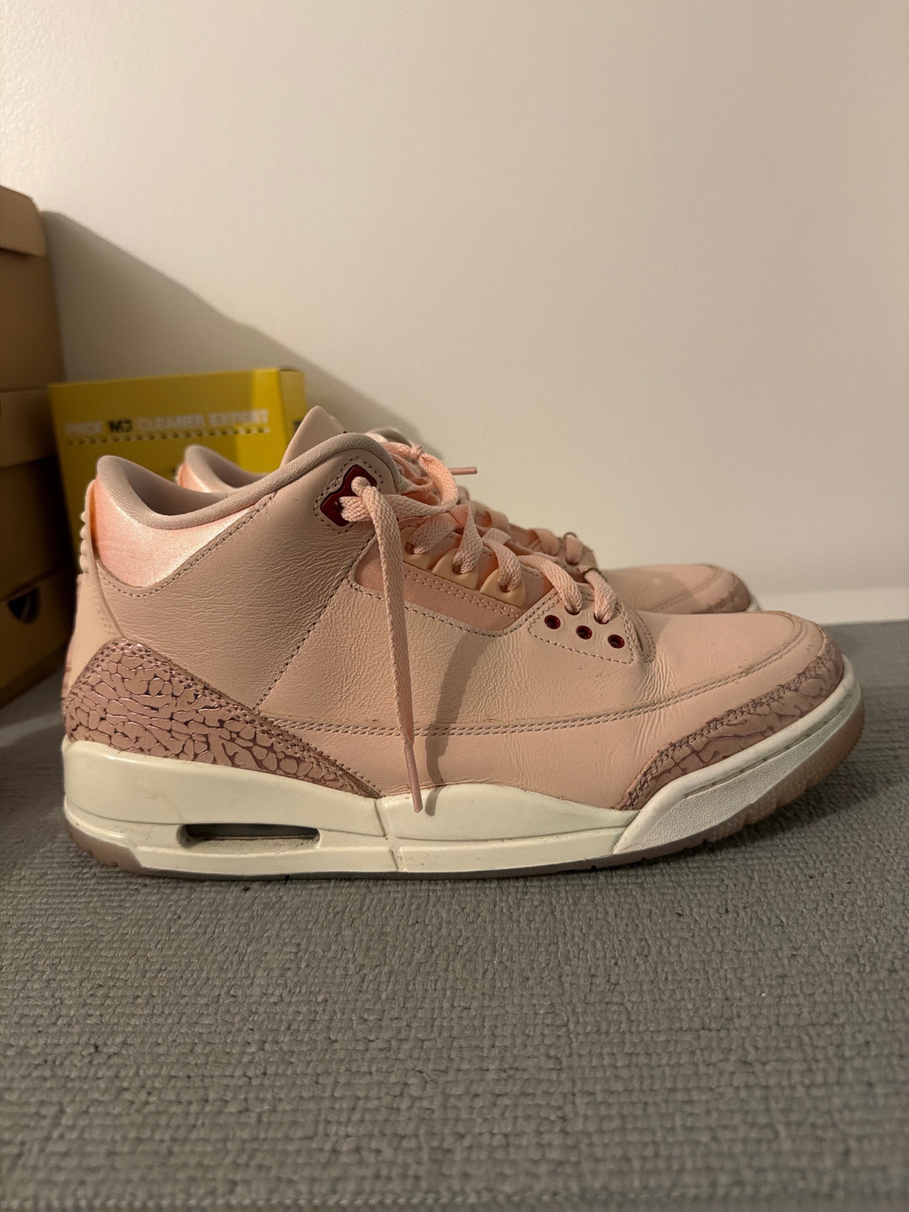 Photo de Jordan 3 Retro Valentine's Day Treat Yourself (2025) Washed Coral/Gym Red/Sail