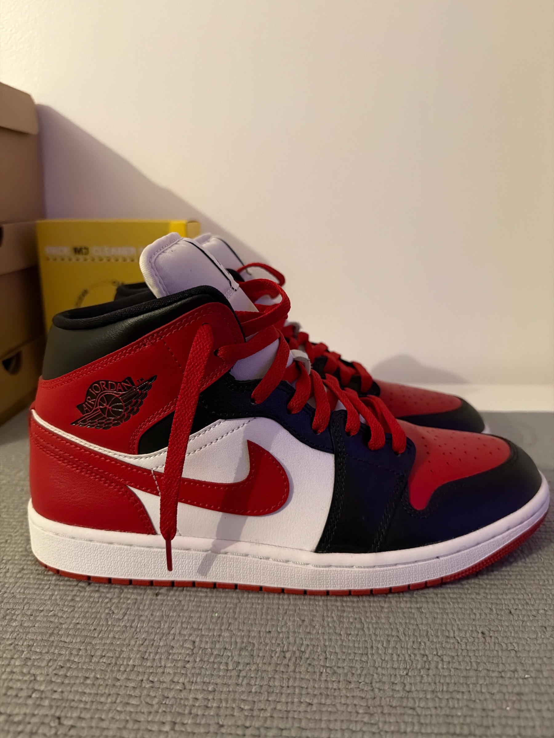 Photo de Jordan 1 Mid Alternate Bred Toe White/Red/Black