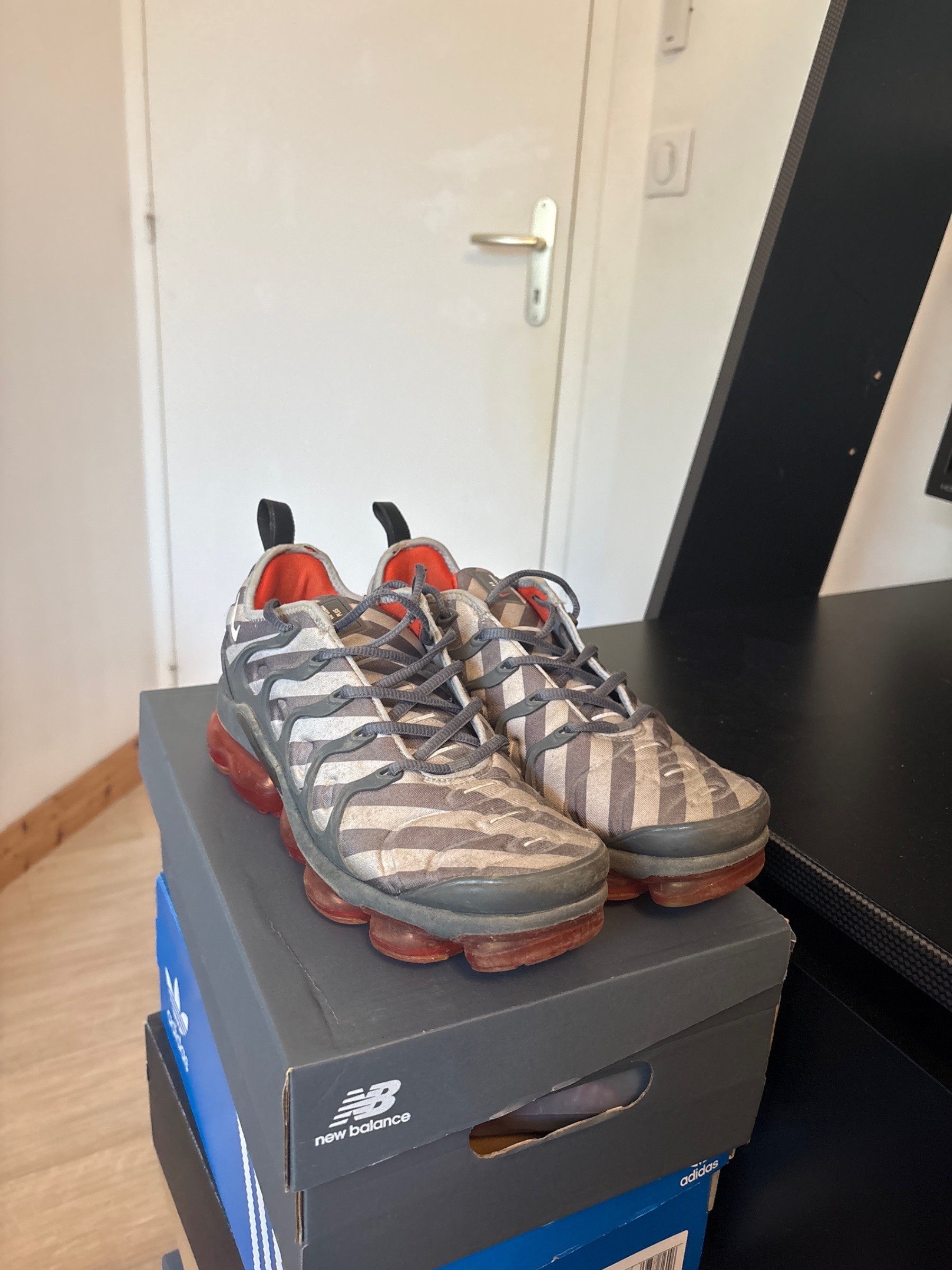 Photo de Nike Air VaporMax Plus Grey/Orange Striped