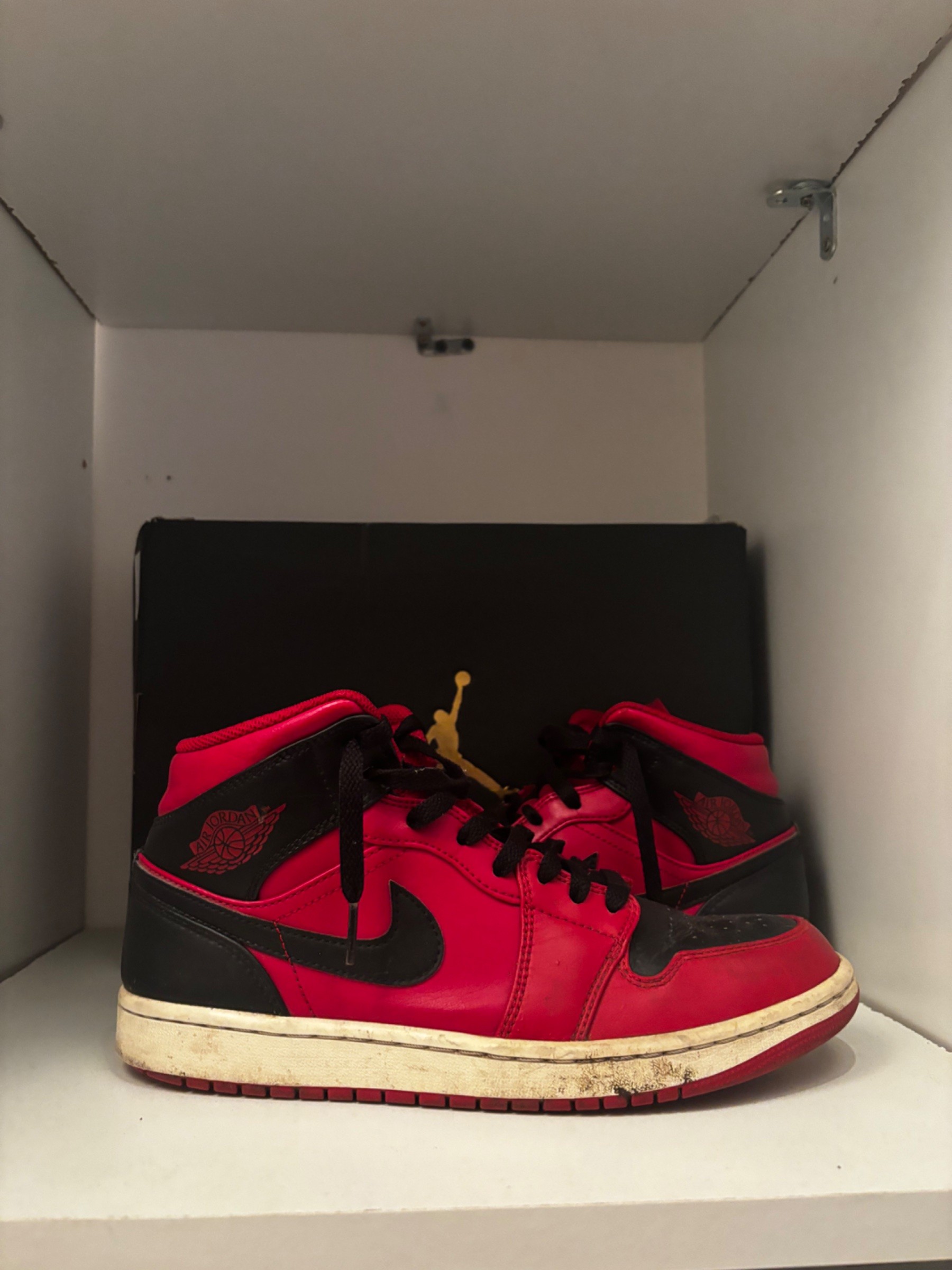 Photo de Air Jordan 1 Retro mid Black/Red (Banned-inspired)