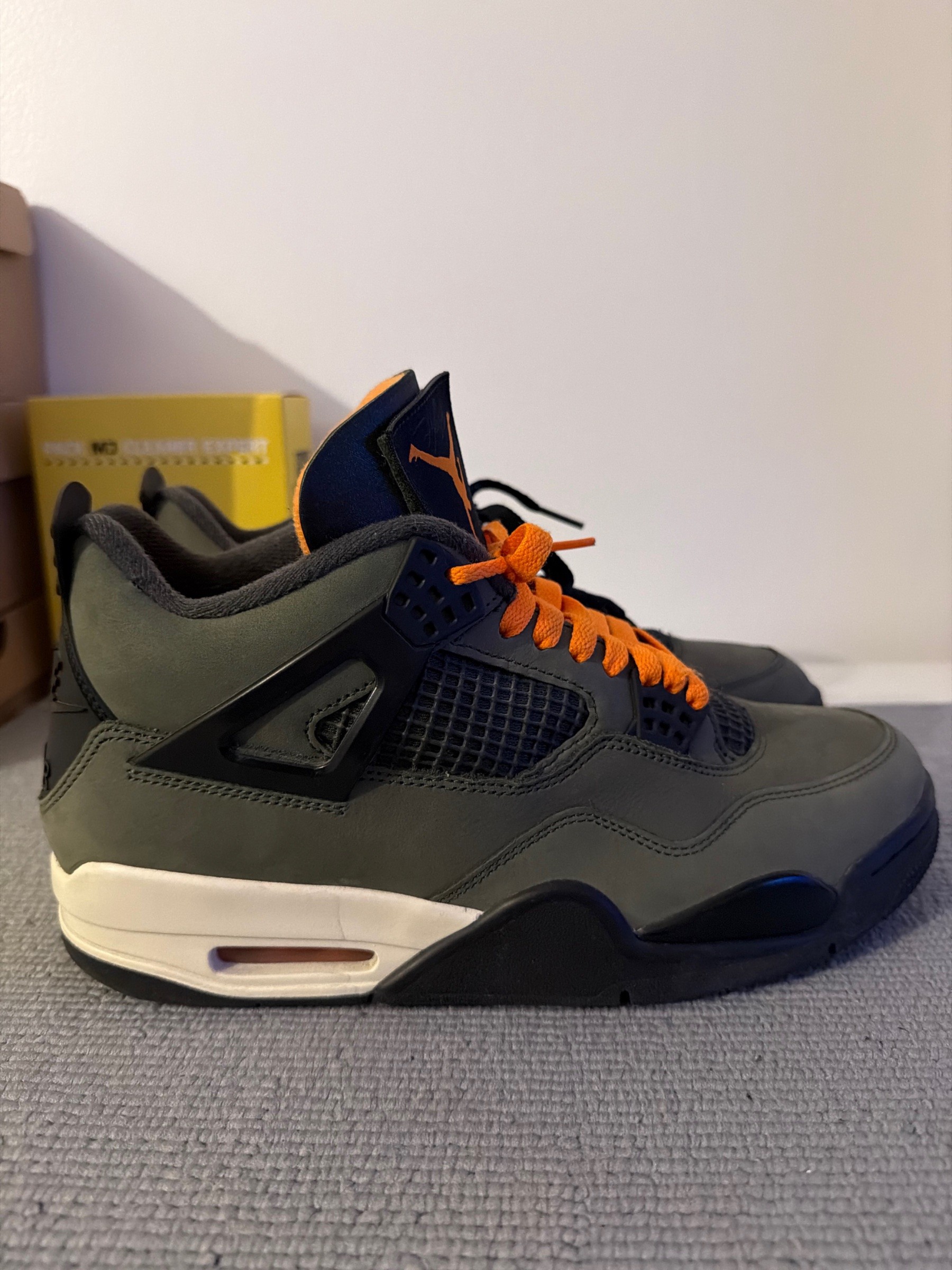 Photo de Jordan 4 Retro OG SP Undefeated (2025) Deep Green/Clementine/Black/Sail