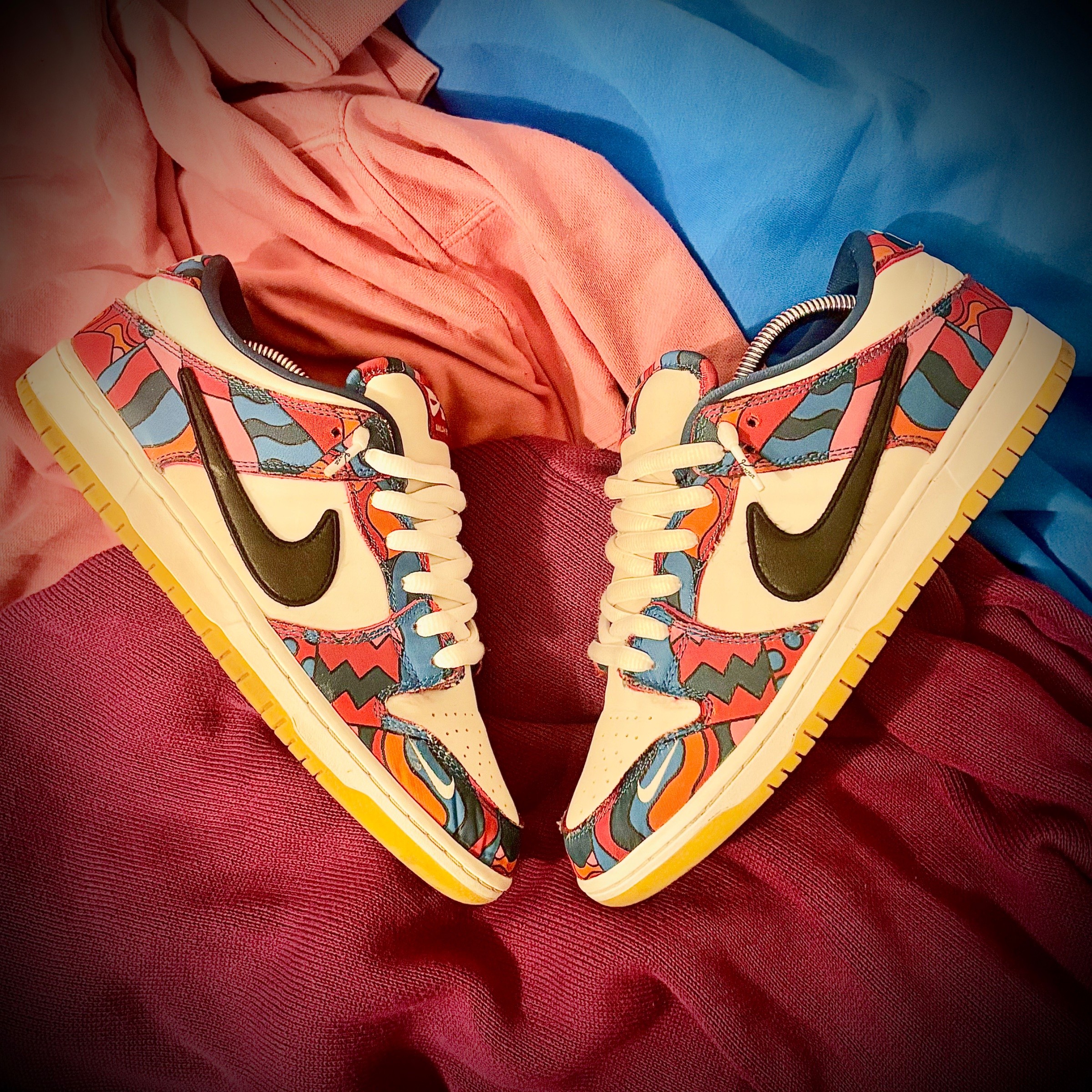Photo de Nike SB Dunk Low Pro "Parra Abstract Art" Fireberry/Black