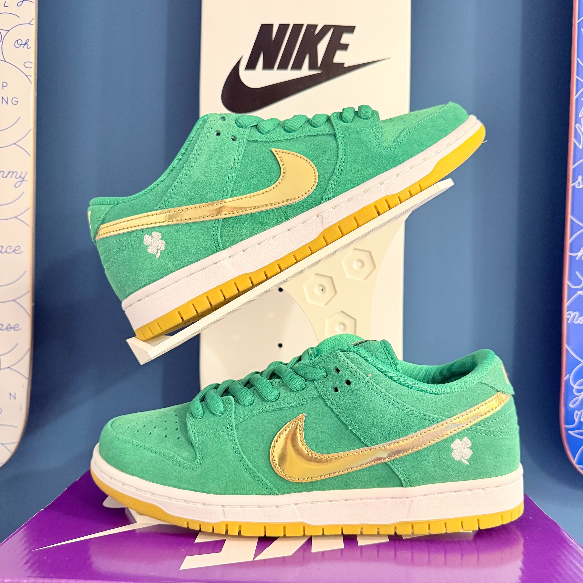 Photo de Nike SB Dunk Low Pro St. Patrick's Day (Lucky Green/Metallic Gold)