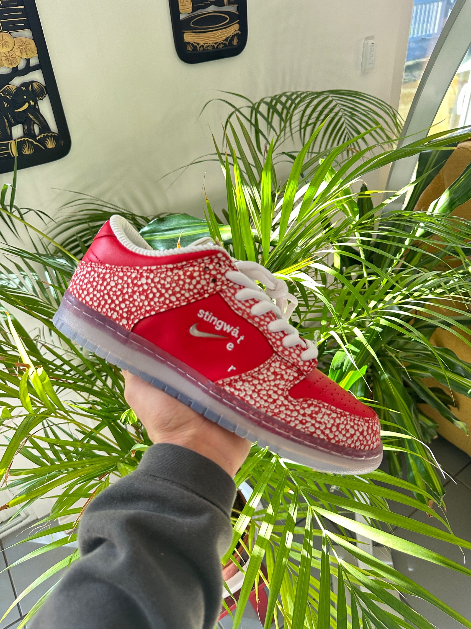 Photo de Nike SB Dunk Low OG QS Chile Red/Clear/White/Sail (Stingwater) « Magic Mushroom »