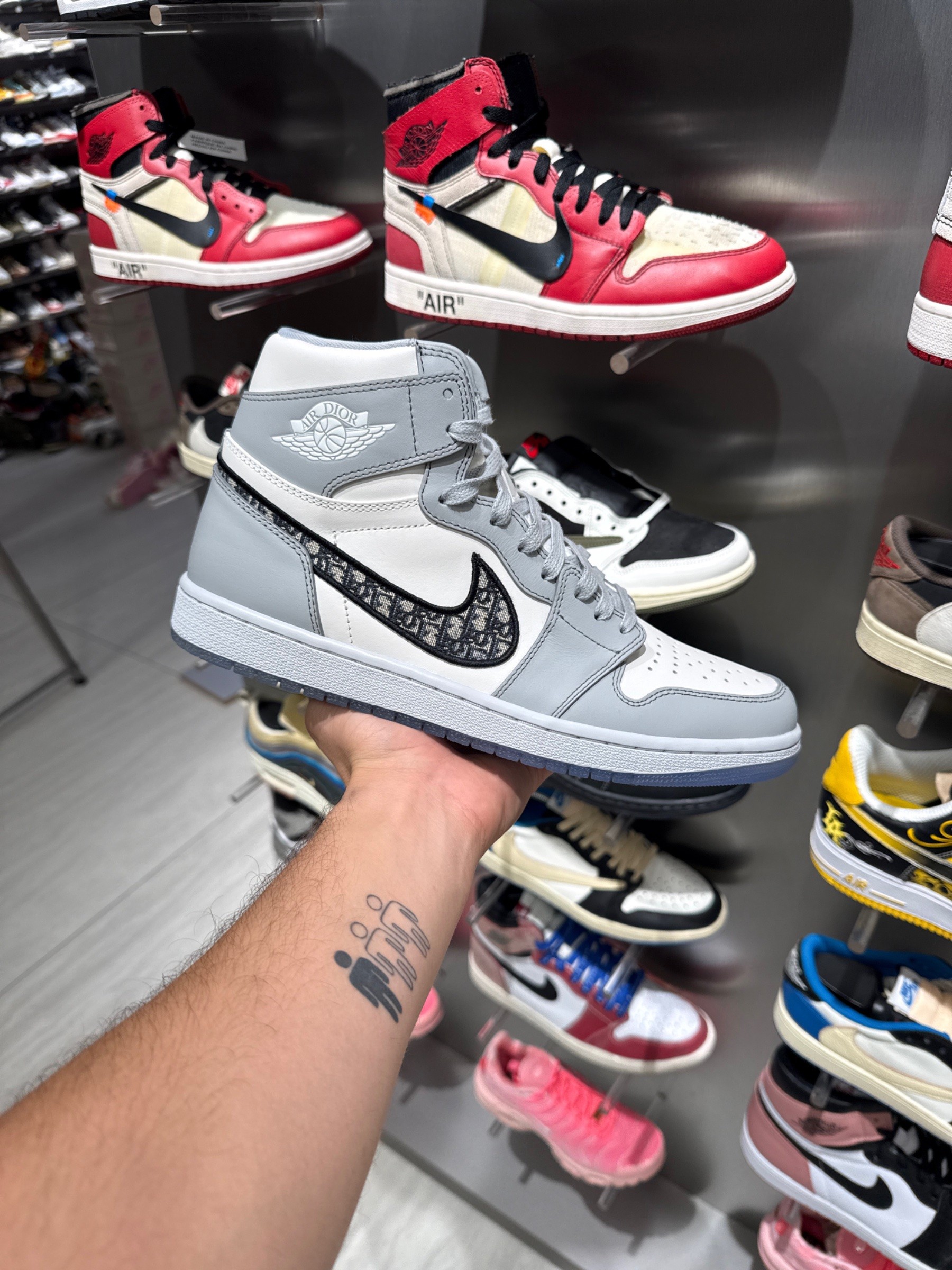 Photo de Air Jordan 1 Retro High OG Dior (White/Grey/Black Monogram)
