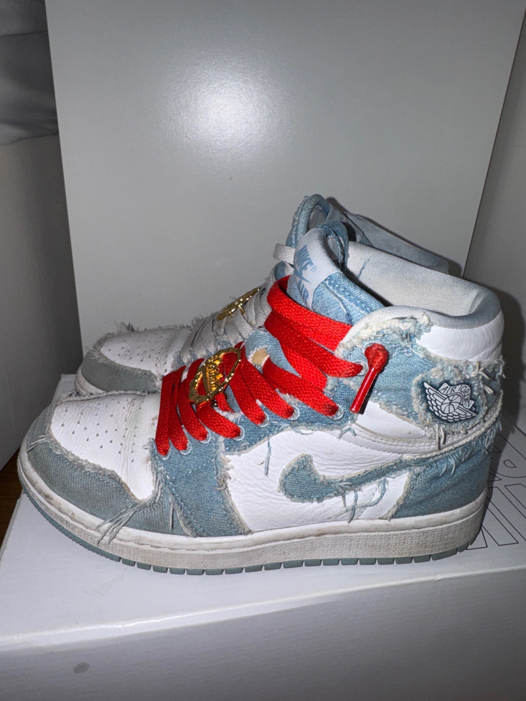 Photo de Air Jordan 1 Retro High OG White/Denim/University Red (Wash Out)
