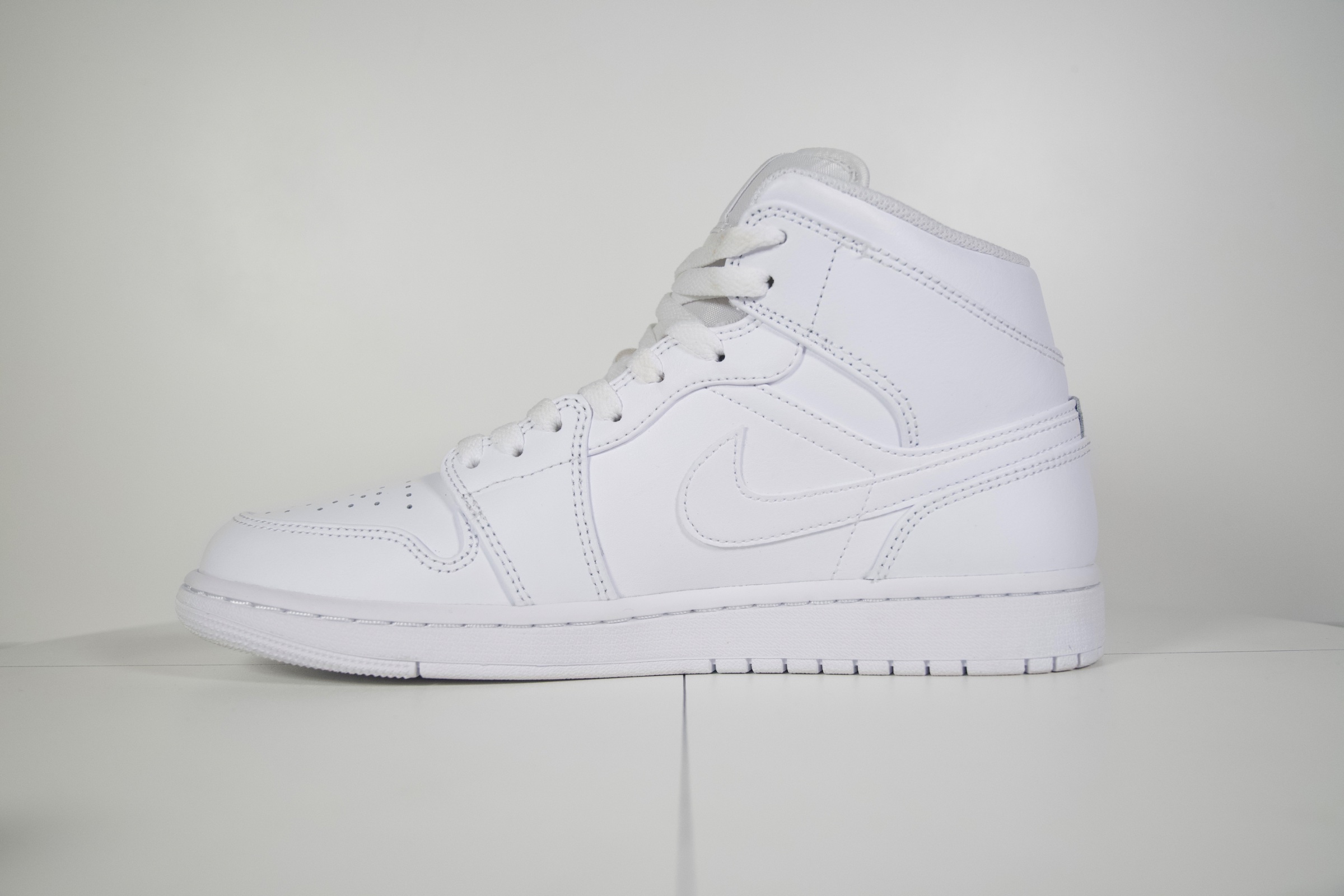 Photo de Air Jordan 1 Mid Triple White