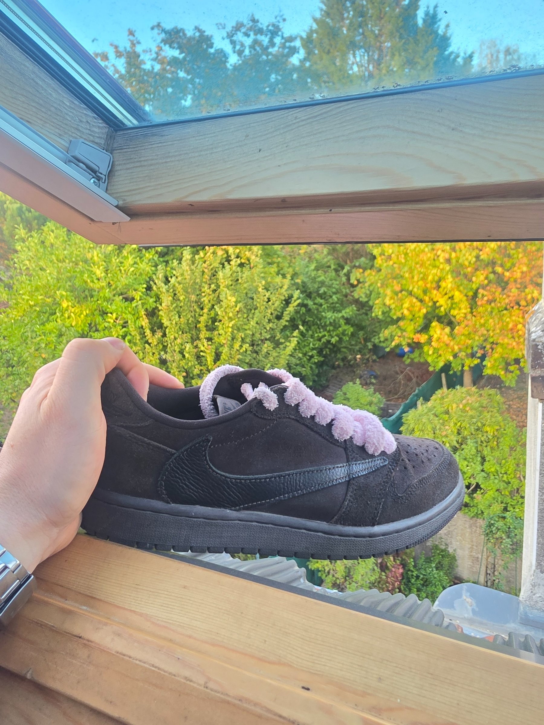 Photo de Air Jordan 1 Velvet Brown Brown with Pink Chenille Laces