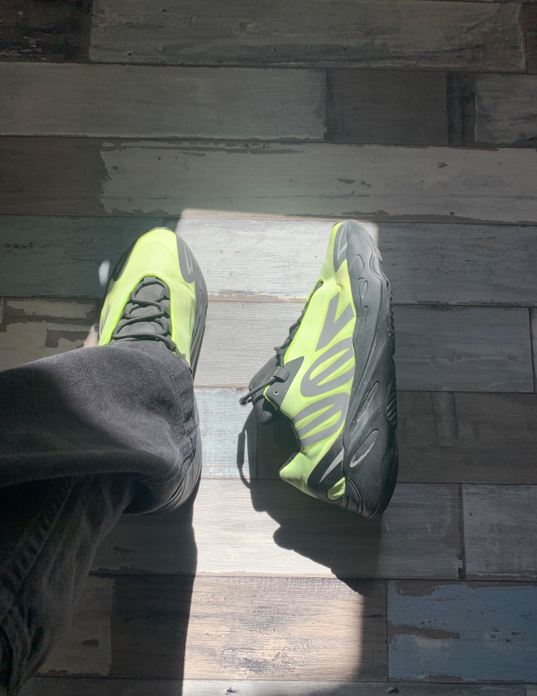 Photo de adidas Yeezy 700 V3 Dark Glow