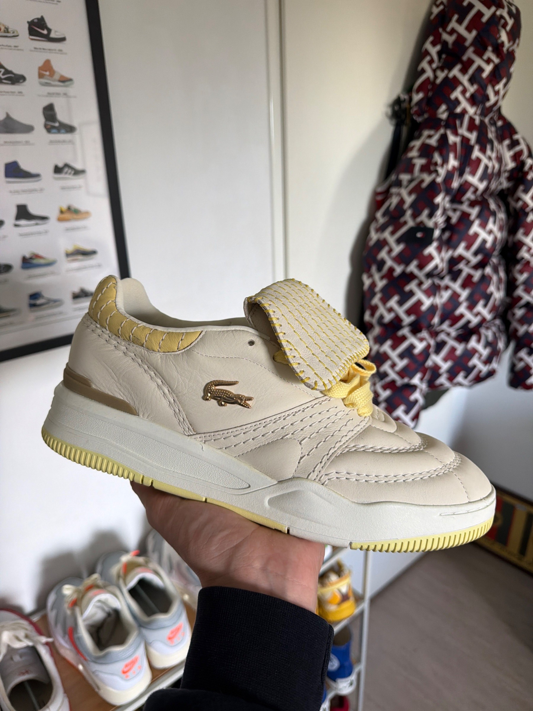 Photo de Lacoste L002 Sneaker / Maison Château Rouge Cream/Yellow