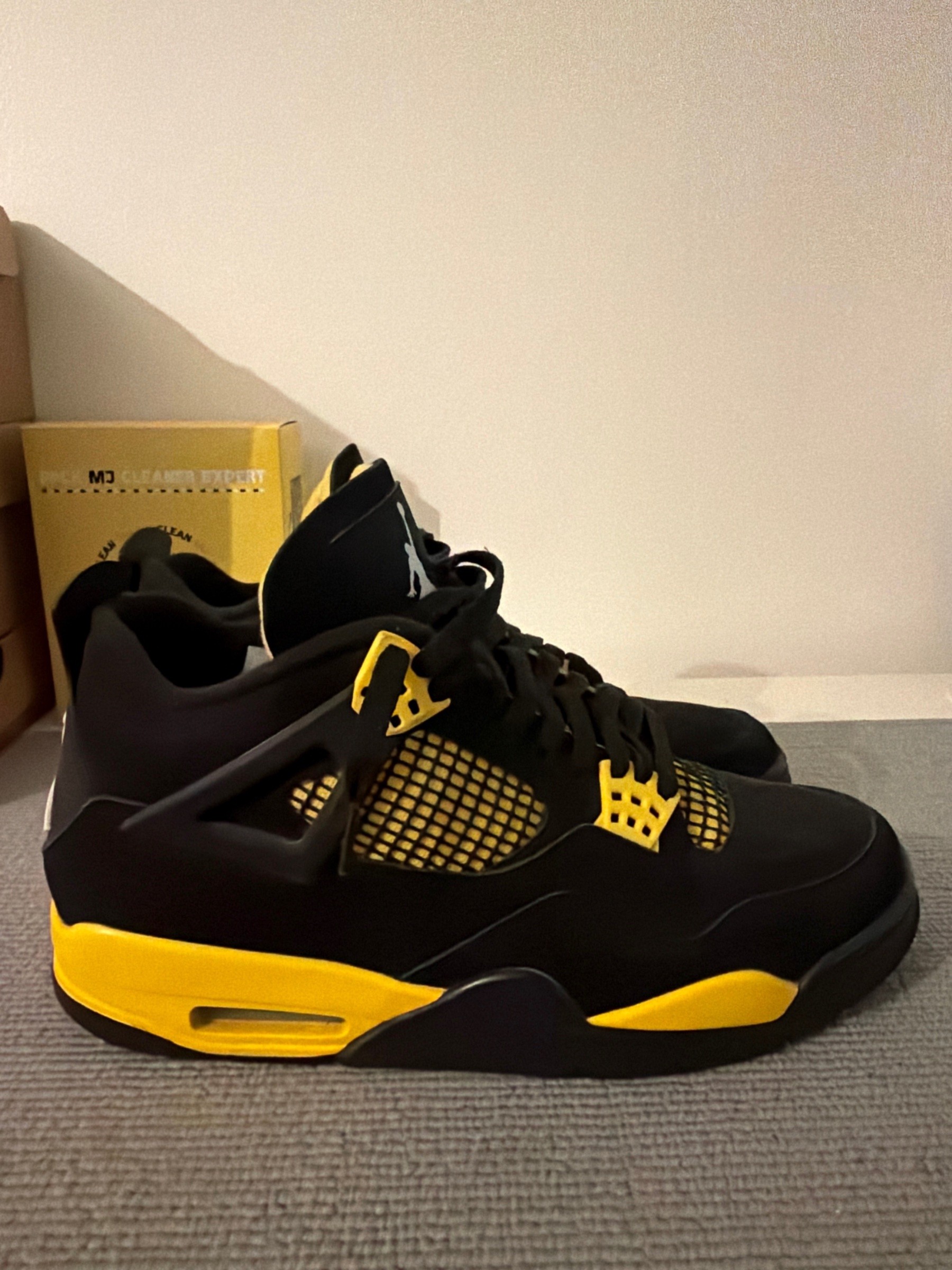Photo de Jordan 4 Retro Thunder (2023) Black/Tour Yellow
