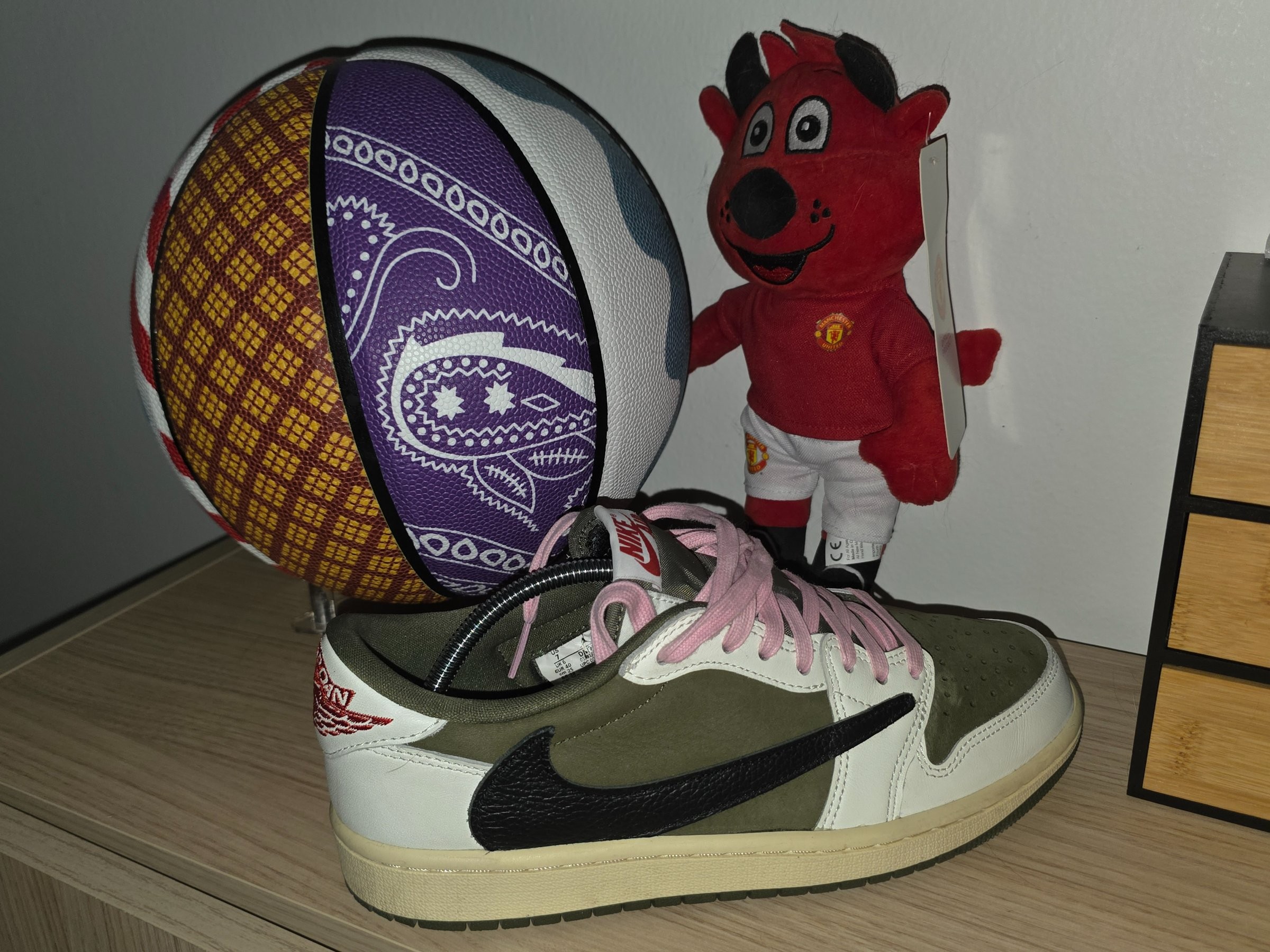 Photo de Air Jordan 1 Retro Low OG travis scott olive Travis Scott Olive