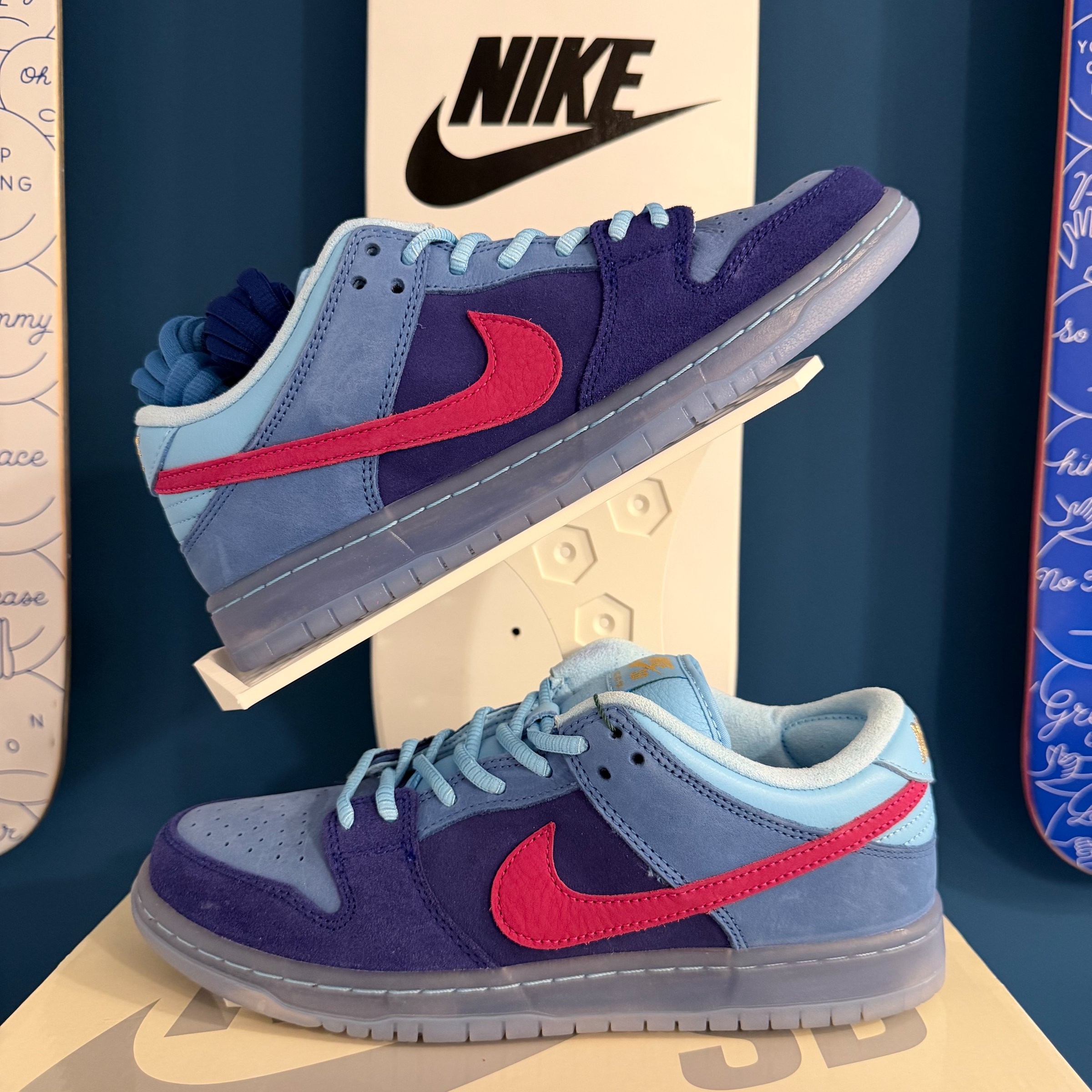 Photo de Nike SB Dunk Low Pro QS Deep Royal Blue/Active Pink