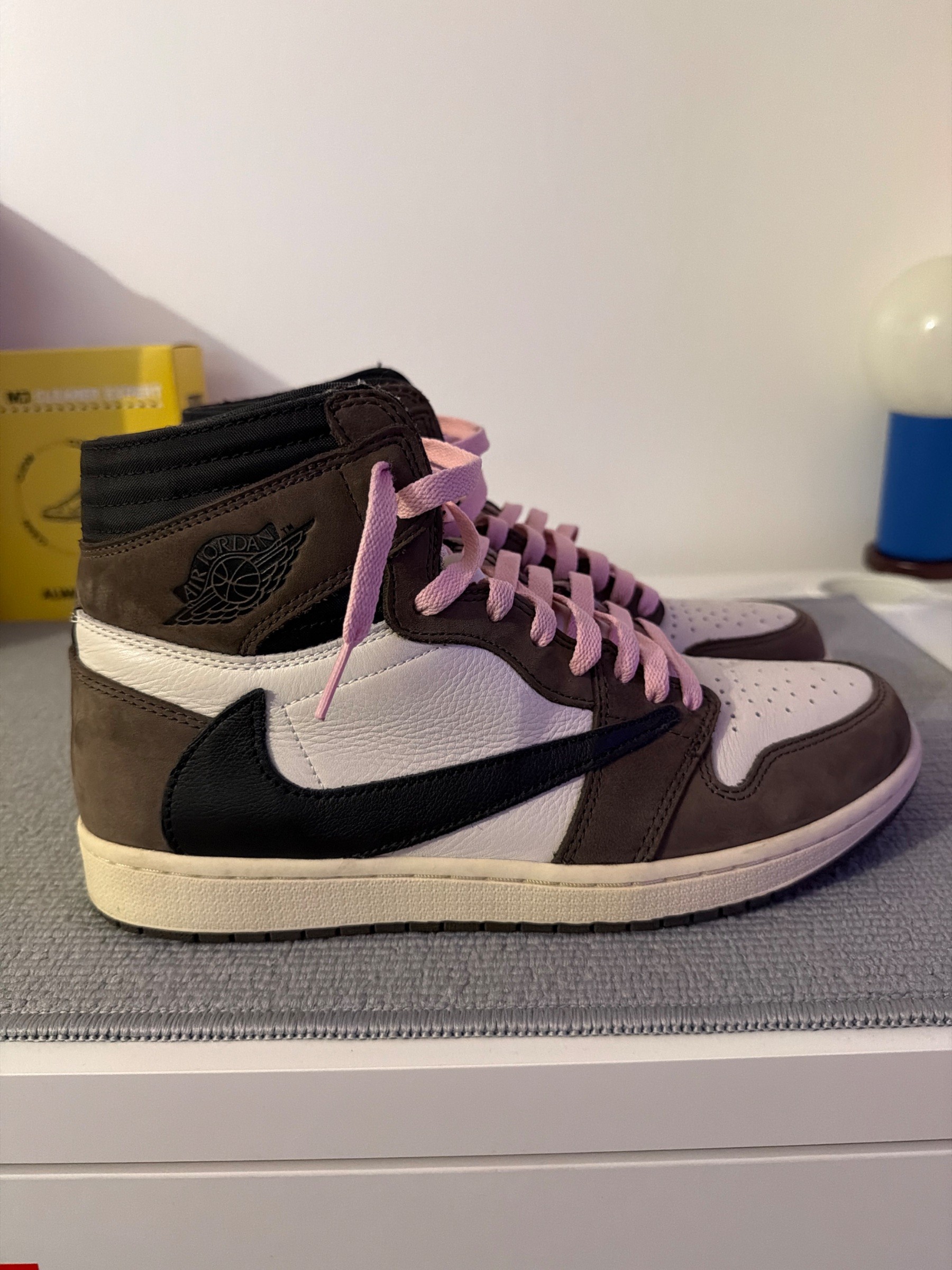 Photo de Air Jordan 1 Retro High OG Mocha « Travis Scott »