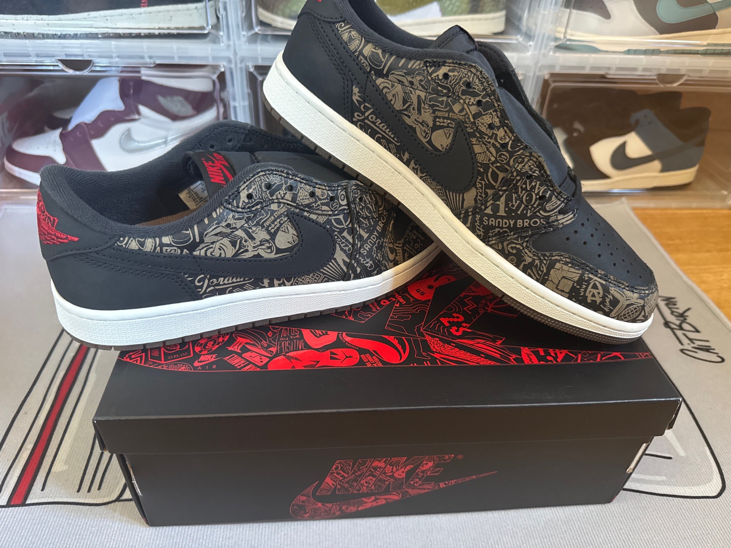 Photo de Air Jordan 1 Retro Low OG Laser black university red