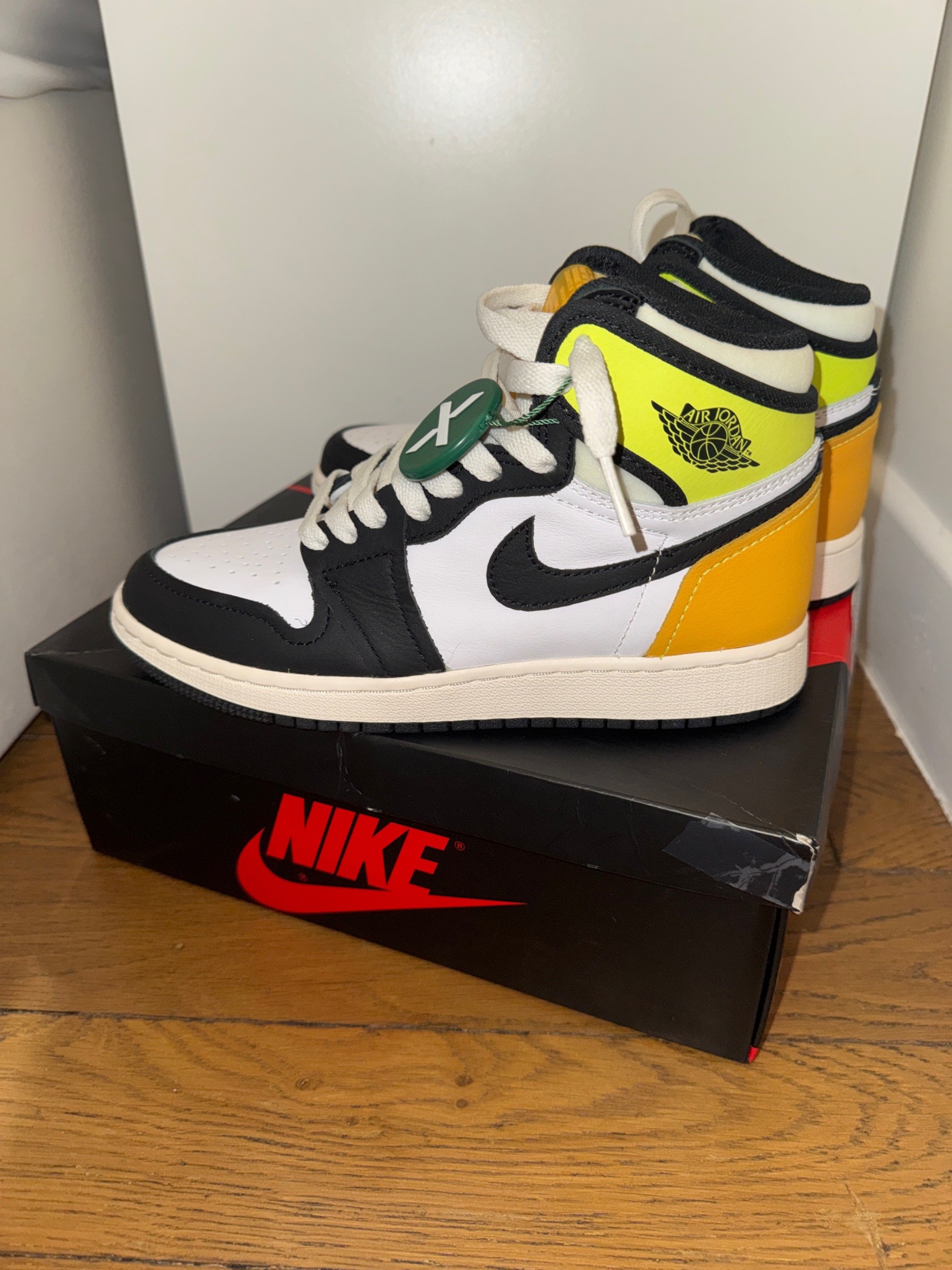 Photo de Air Jordan 1 Retro High OG GS White/Black/Volt/University Gold « Volt Gold »