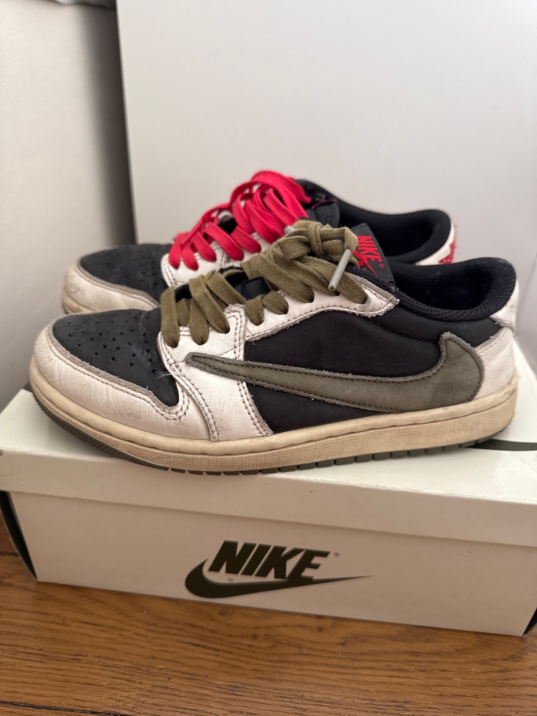 Photo de Air Jordan 1 Low OG SP Sail/University Red-Black (Travis Scott Reverse Mocha)