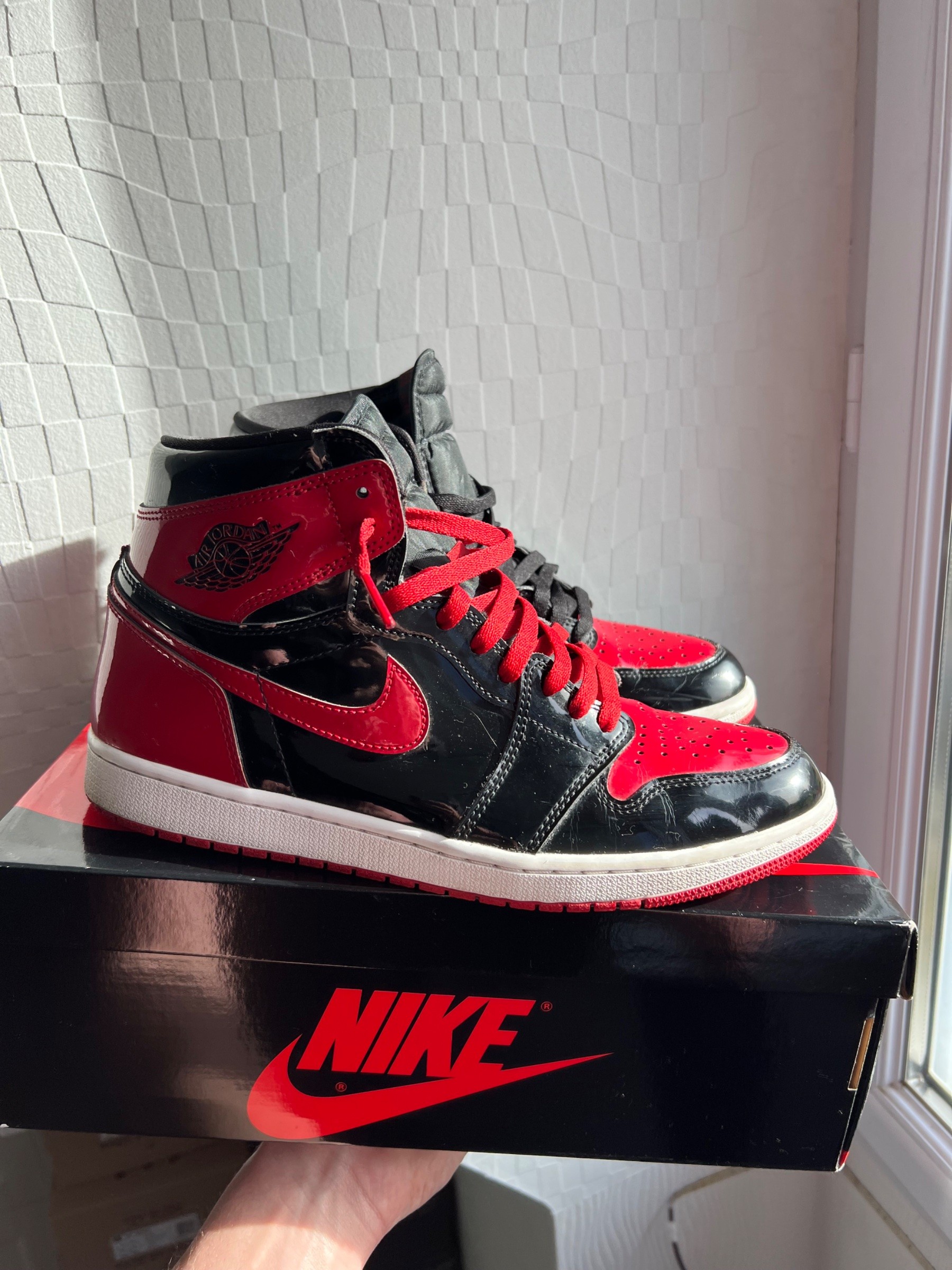 Photo de Air Jordan 1 Retro High OG Bred Patent / Black/Varsity Red-White
