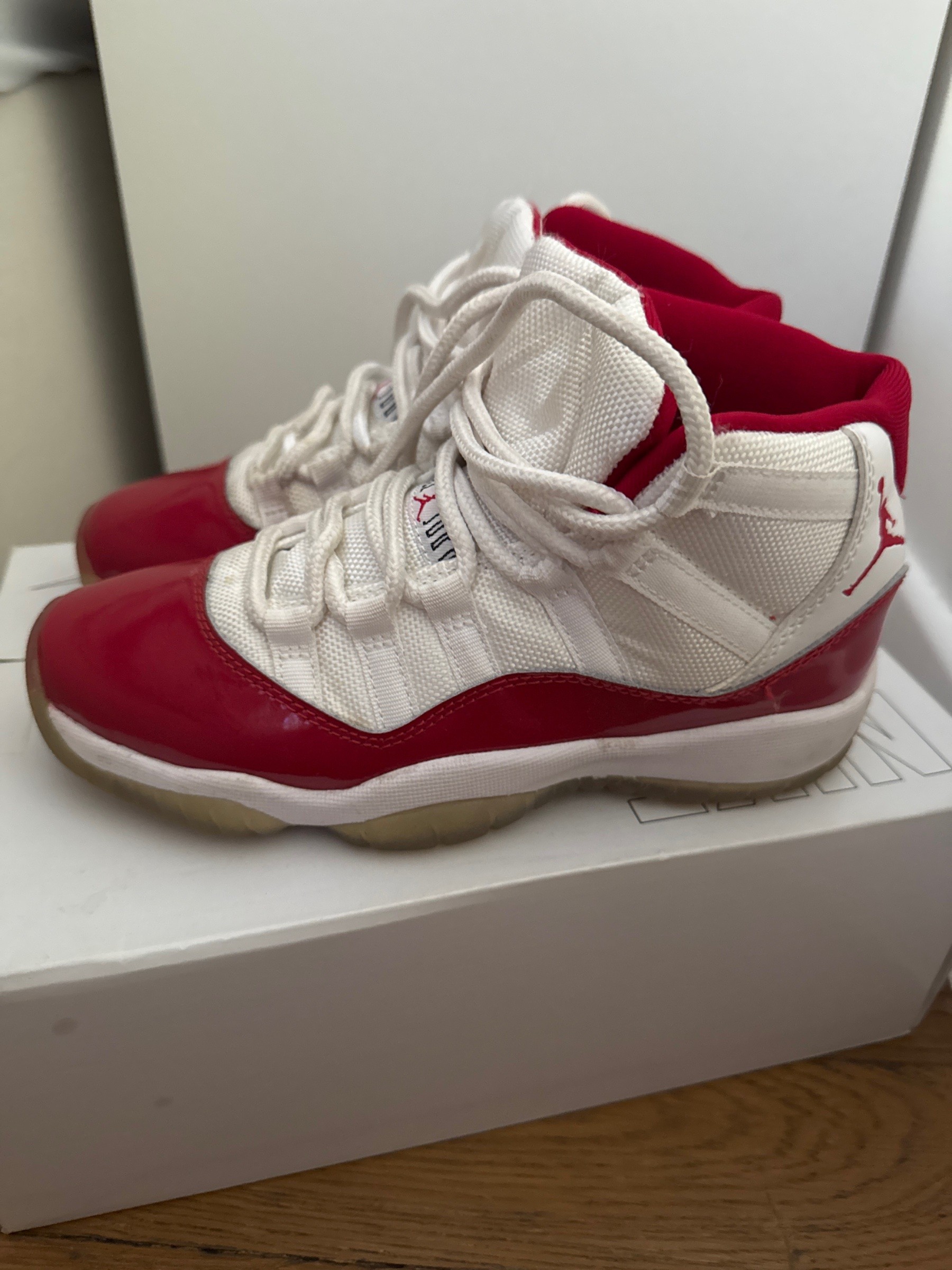 Photo de Air Jordan 11 Retro High Cherry (White/Varsity Red)