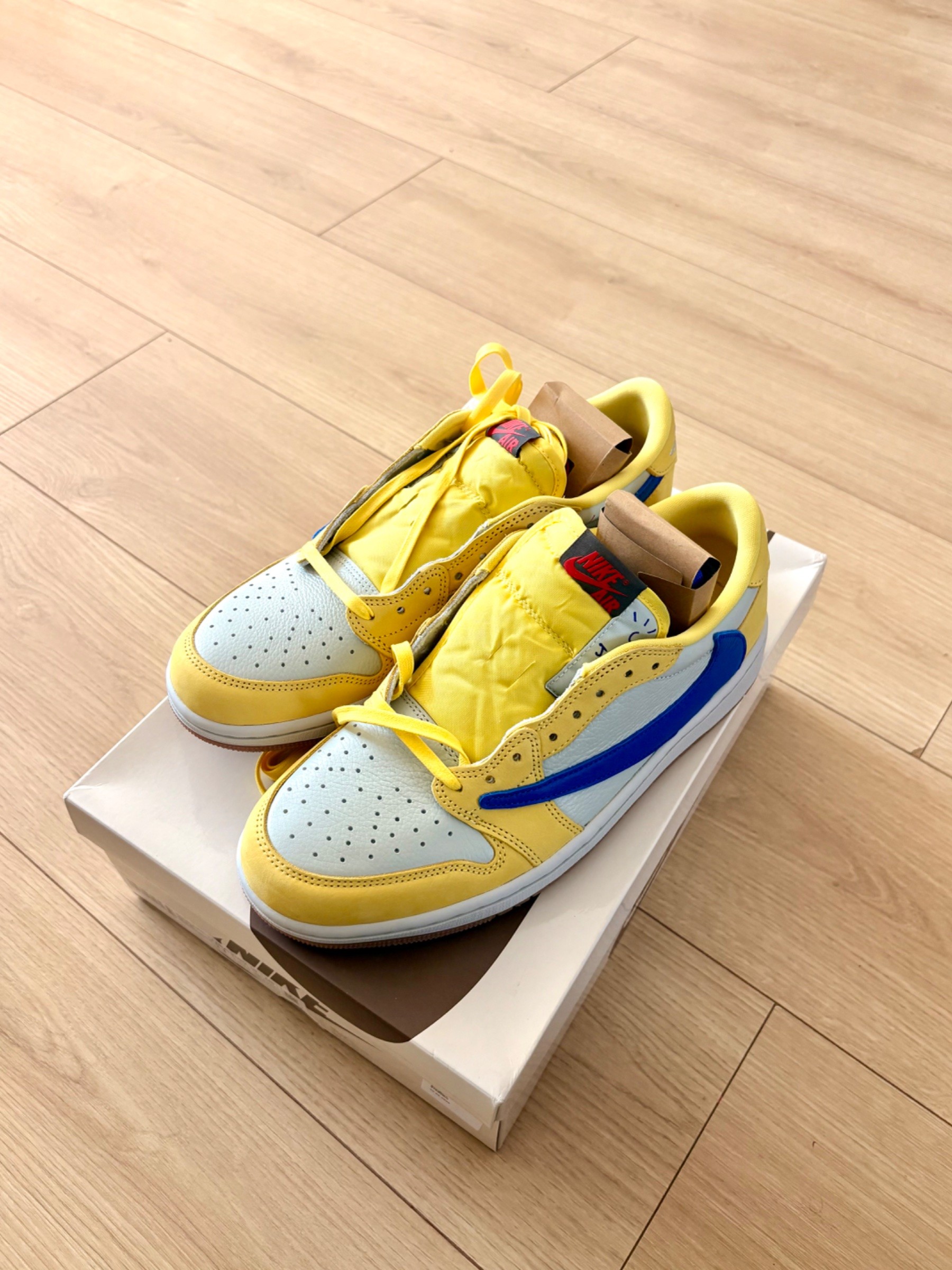 Photo de Jordan 1 Retro Low OG SP Travis Scott Canary (Women's)