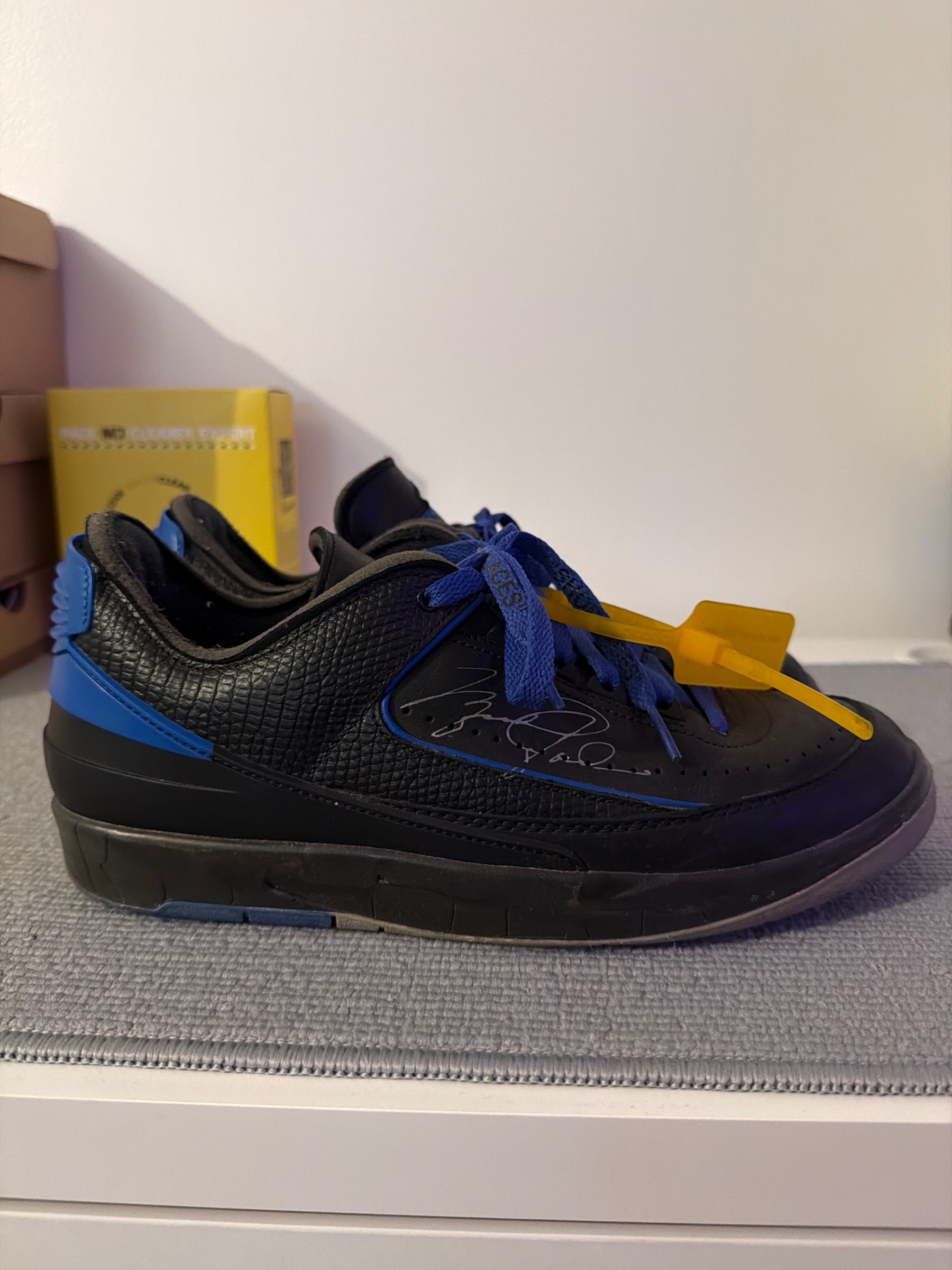 Photo de Air Jordan 2 off white Black/Blue