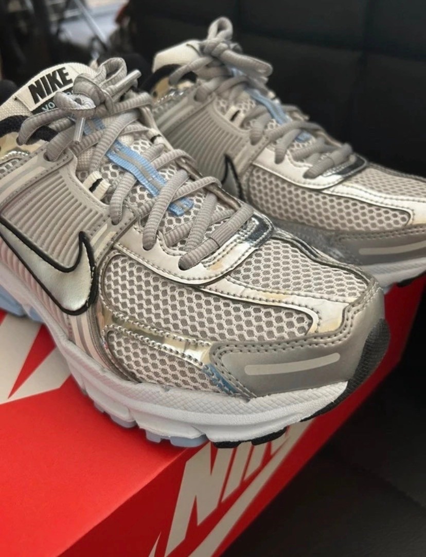 Photo de Nike Zoom Vomero 5 Grey/Metallic Silver/Light Blue