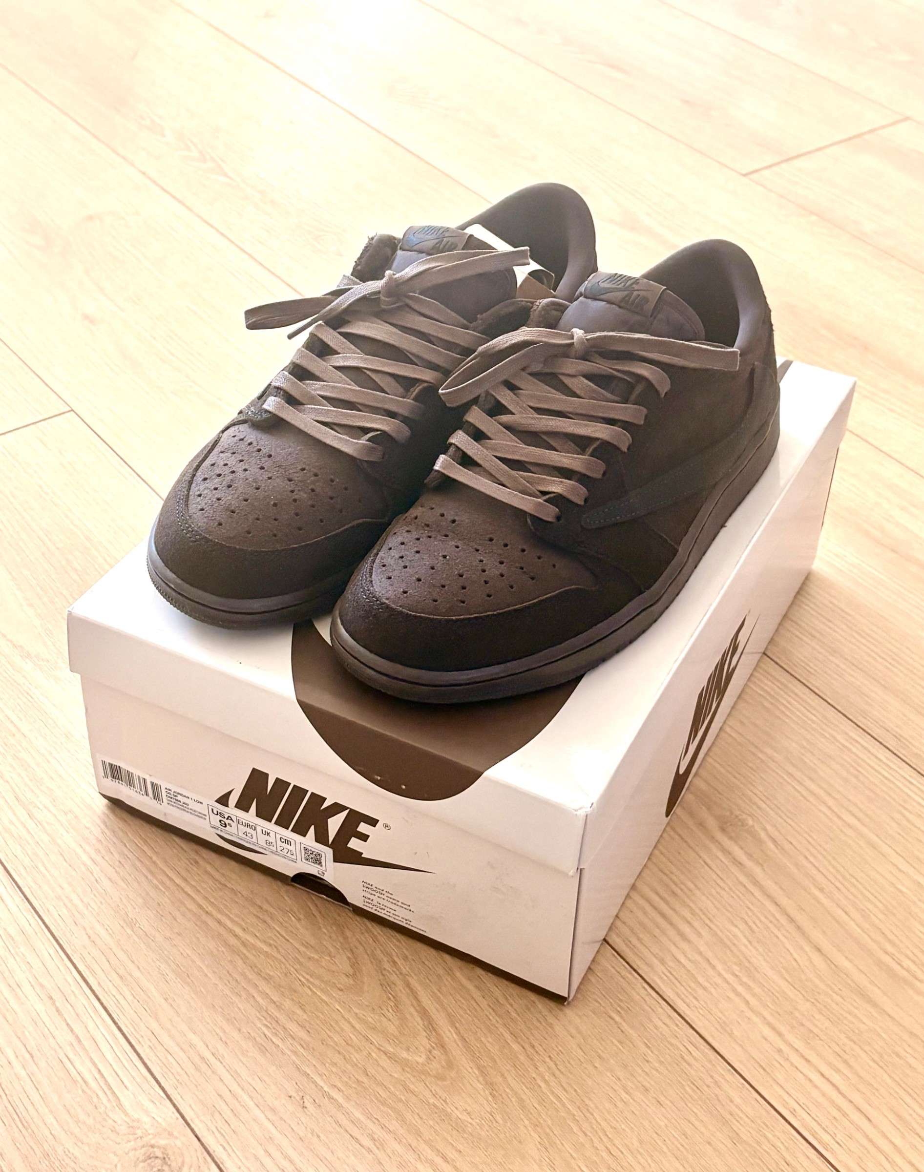 Photo de Jordan 1 low Travis Scott Velvet brown Baroque Brown