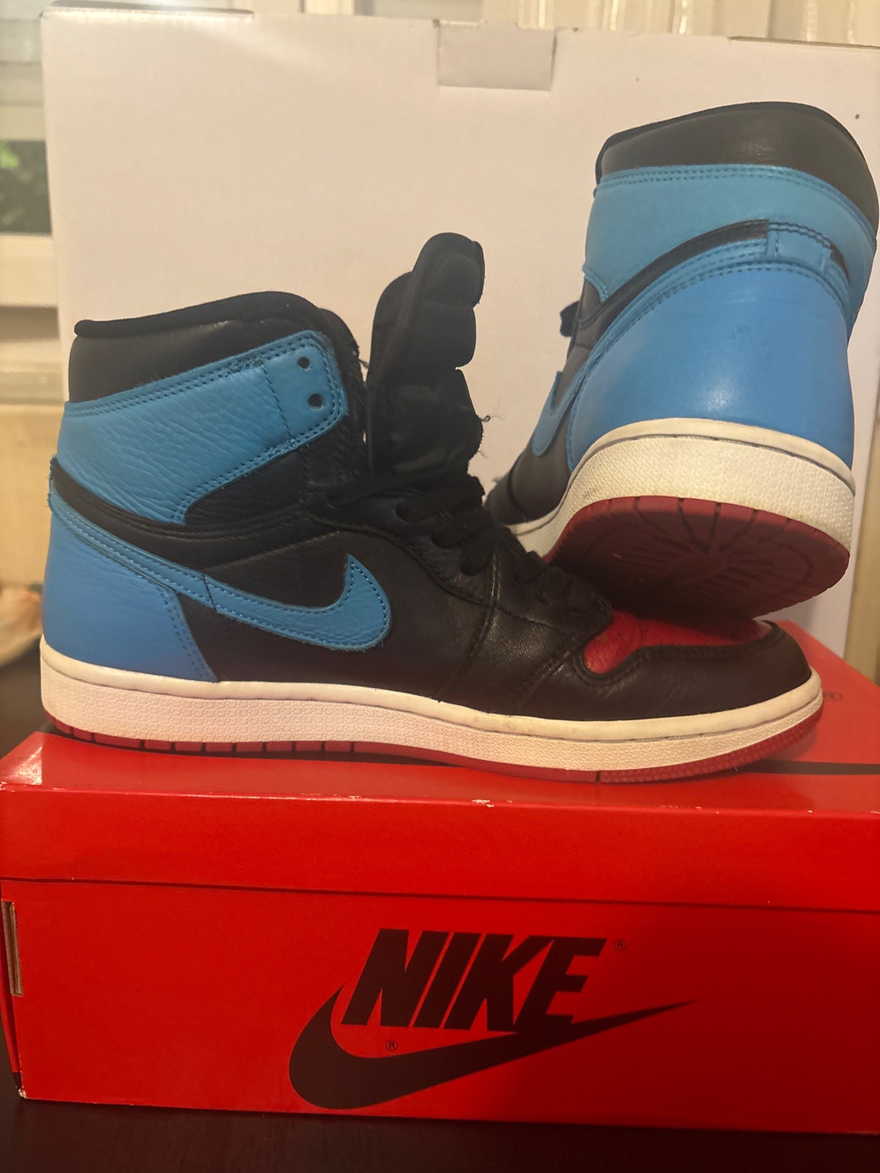 Photo de Air Jordan 1 Retro High OG UNC to Chicago leather