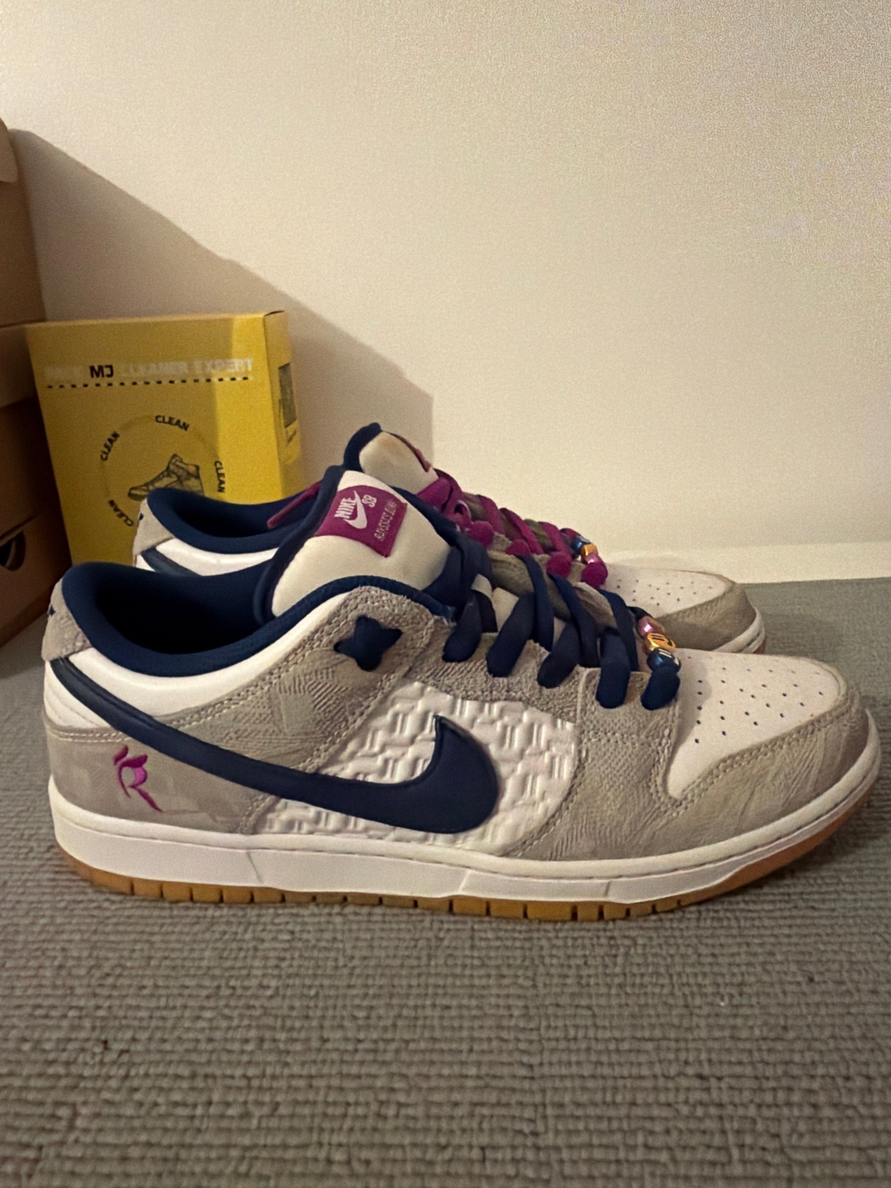 Photo de Nike SB Dunk Low Rayssa Leal Pure Platinum/Deep Royal Blue/Vivid Purple/White/Gum Yellow