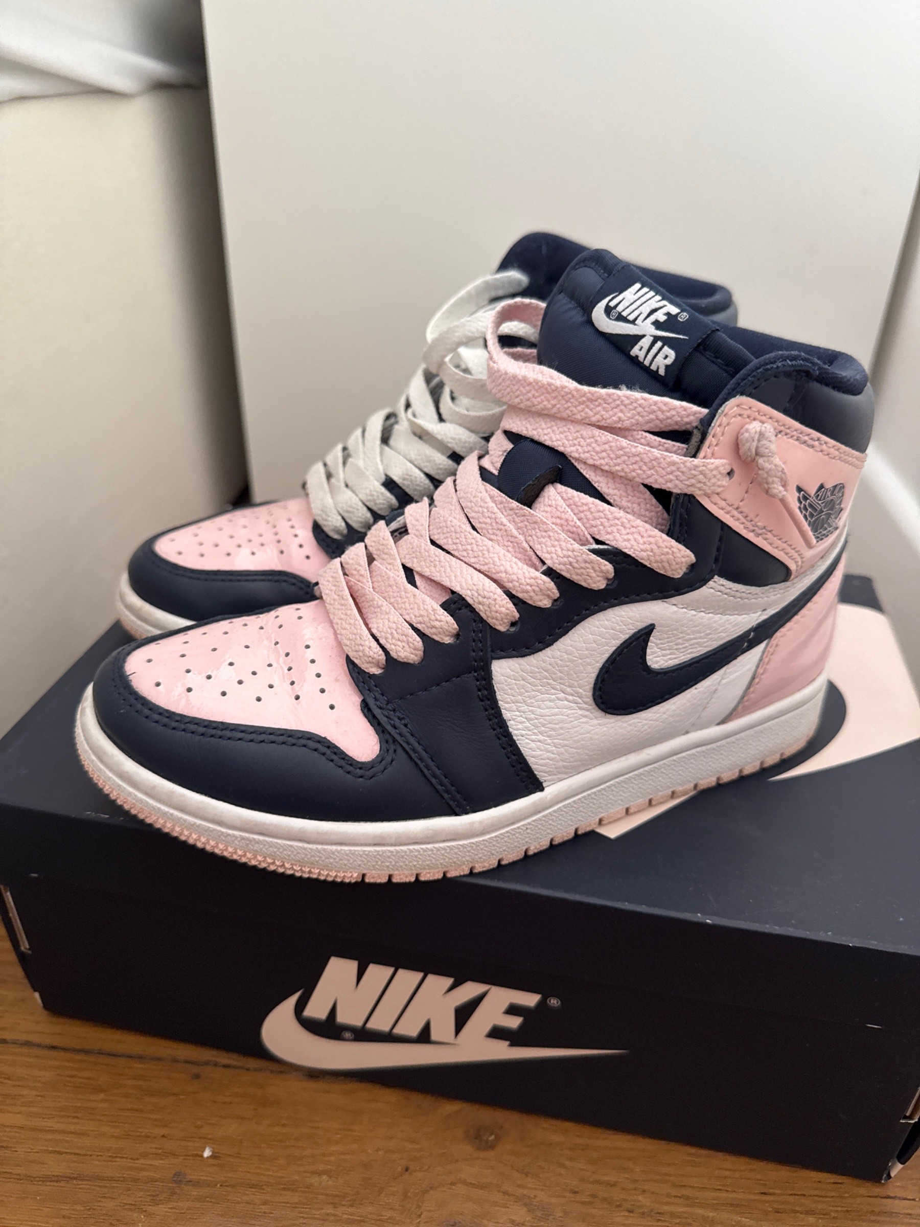 Photo de Air Jordan 1 Retro High OG Atmosphere/Obsidian-White (Bubble Gum)