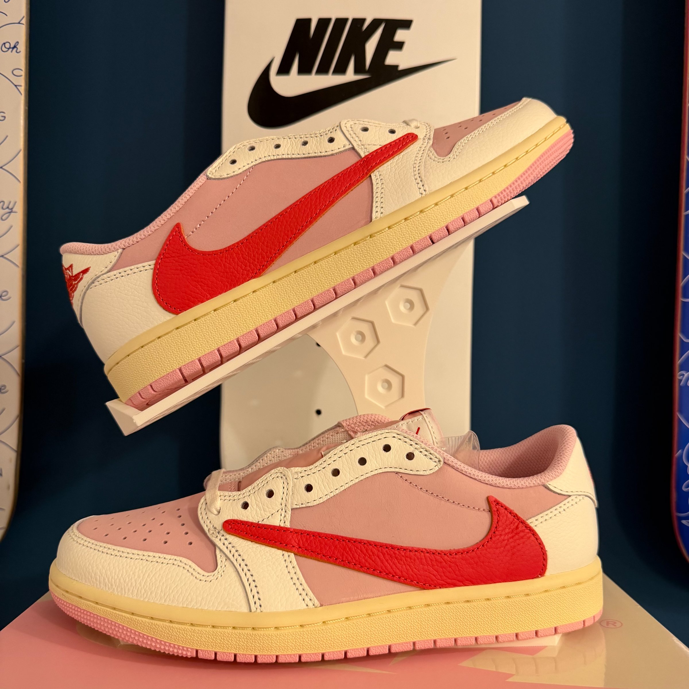 Photo de Jordan 1 Retro Low OG SP Travis Scott Sail Tropical Pink