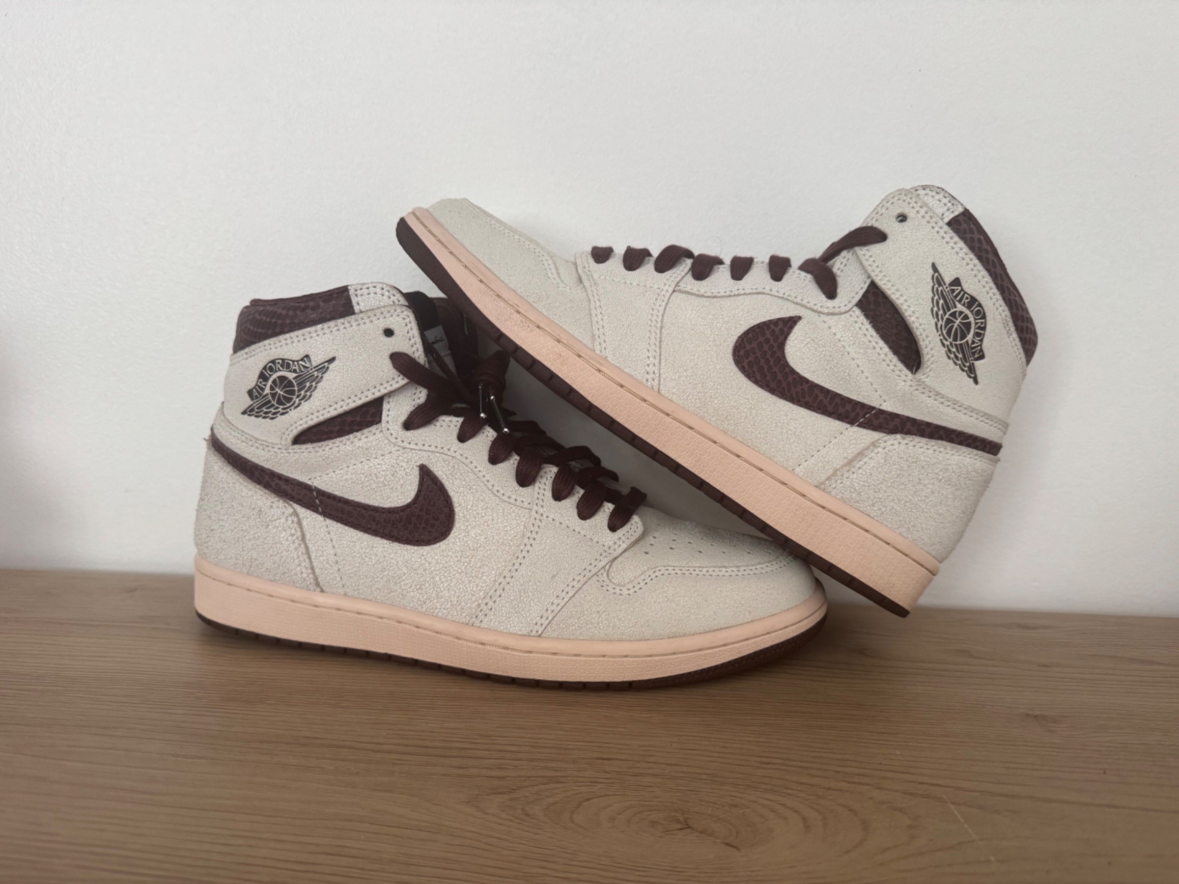 Photo de Air Jordan 1 Retro High OG A Ma Maniére White/Maroon-Crimson Tint