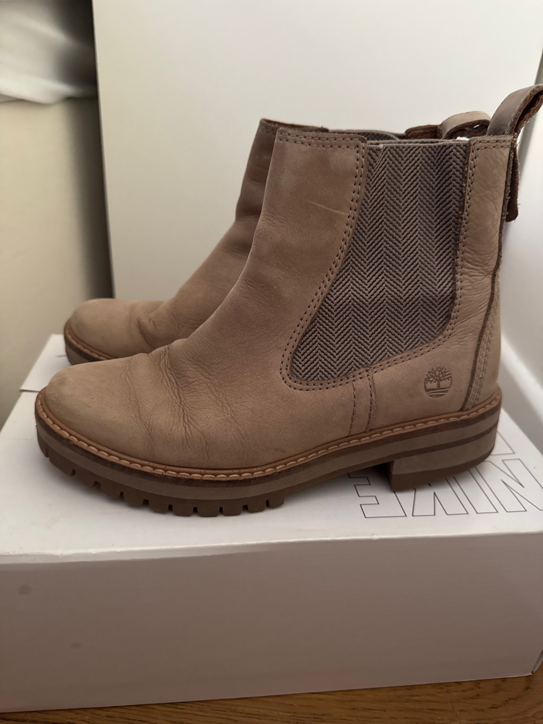 Photo de Timberland Courmayeur Valley Chelsea Boot Taupe Grey Nubuck