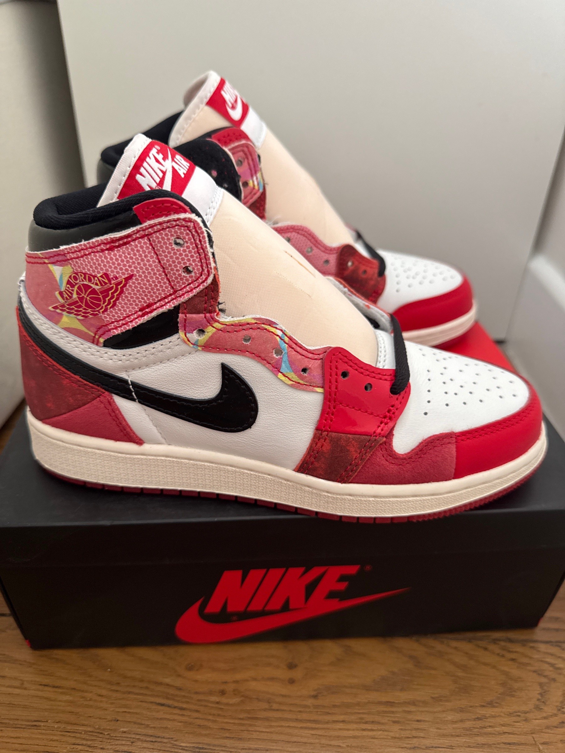 Photo de Air Jordan 1 Retro High OG SP Spider-Man Across the Spider-Verse