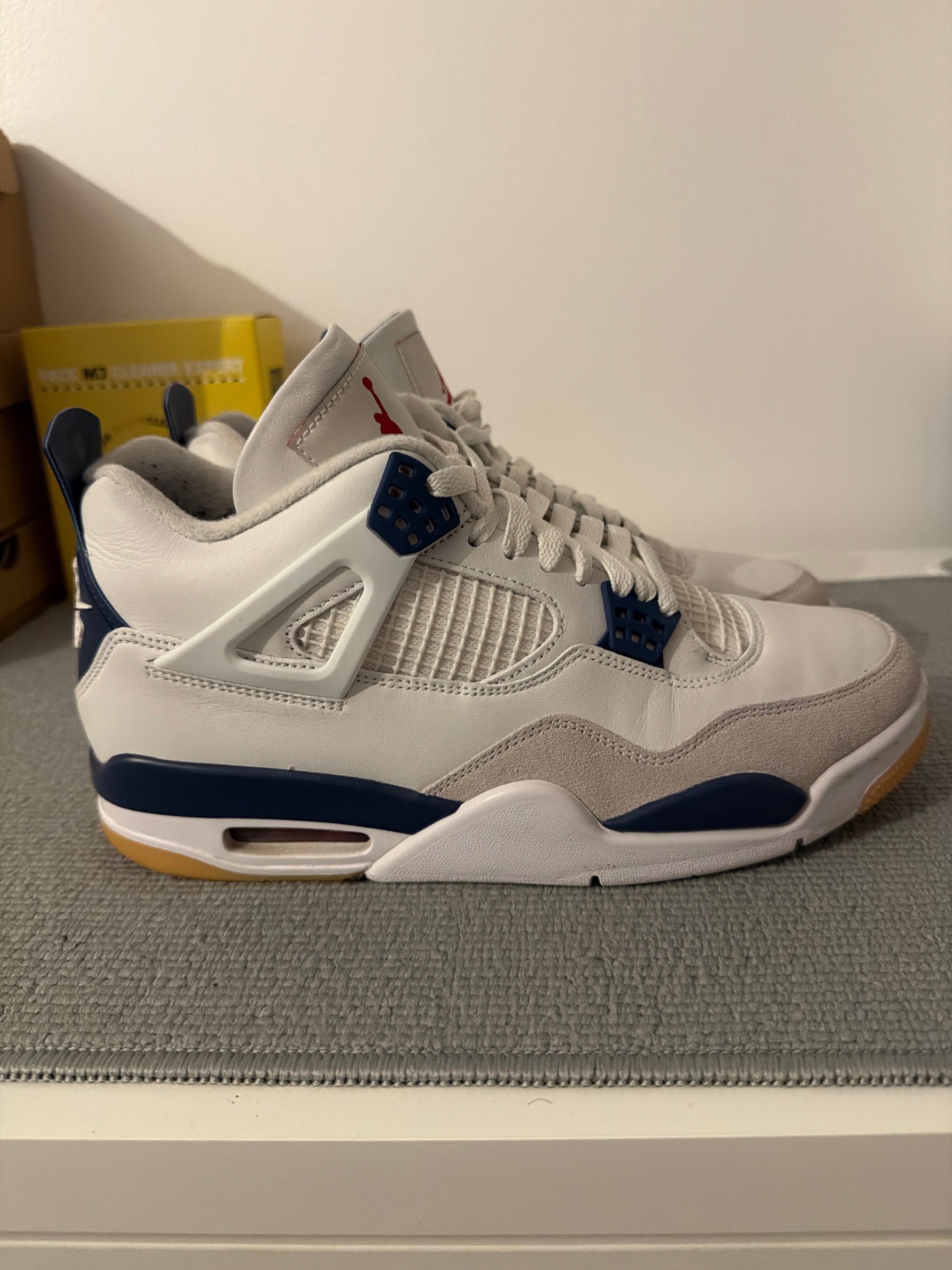 Photo de Jordan 4 Retro SB Navy Summit White/White/Navy/Neutral Grey/Gum Yellow/Varsity Red