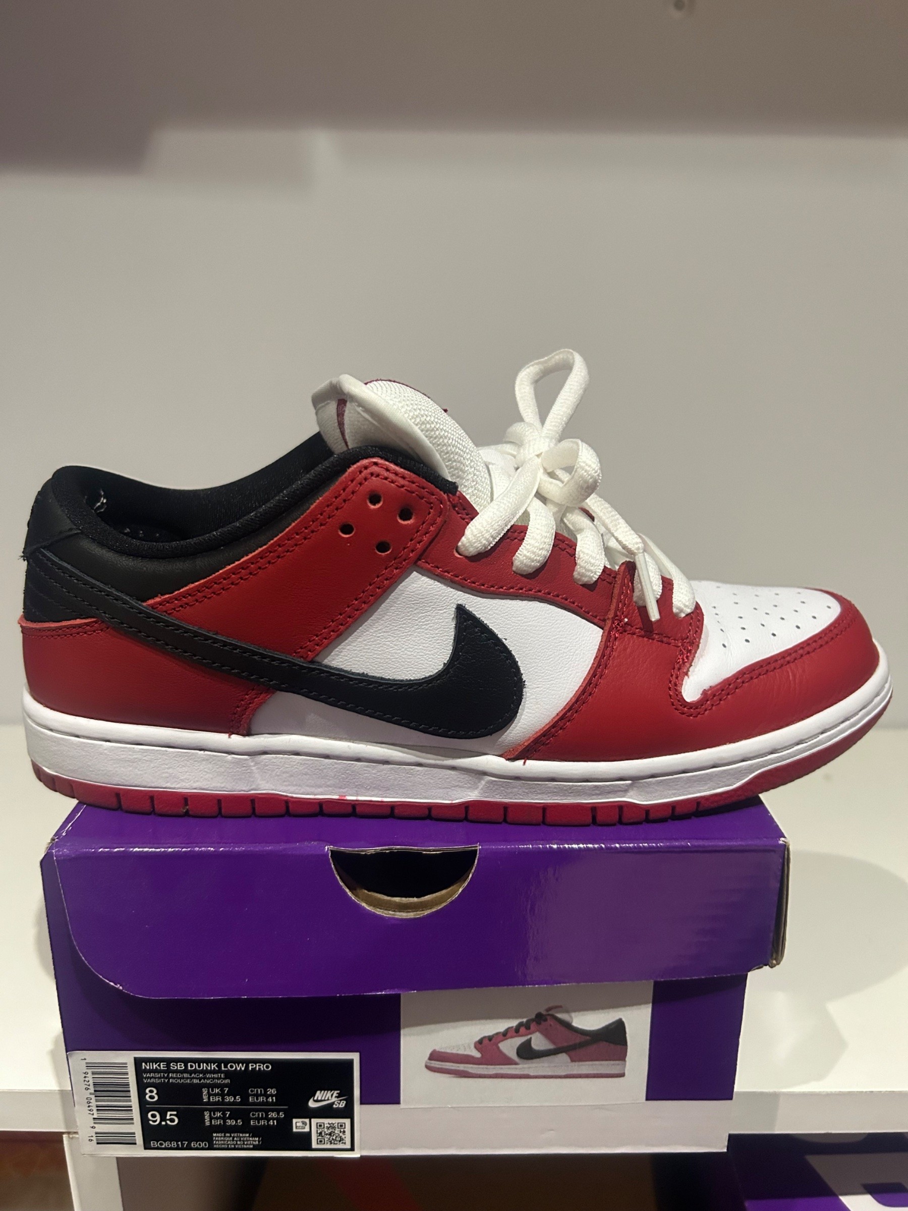 Photo de Nike SB Dunk Low Pro Varsity Red/Black-White (Chicago)