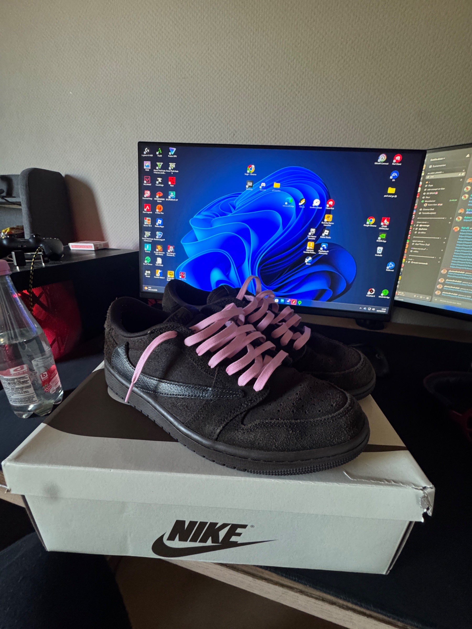 Photo de Air Jordan 1 Low OG Black/Pink Laces