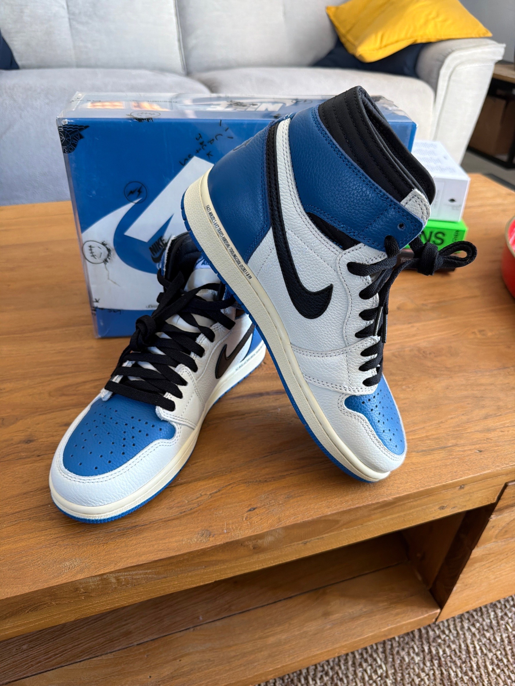Photo de Air Jordan 1 Retro High OG SP Sail/Black/Military Blue « Fragment x Travis Scott »