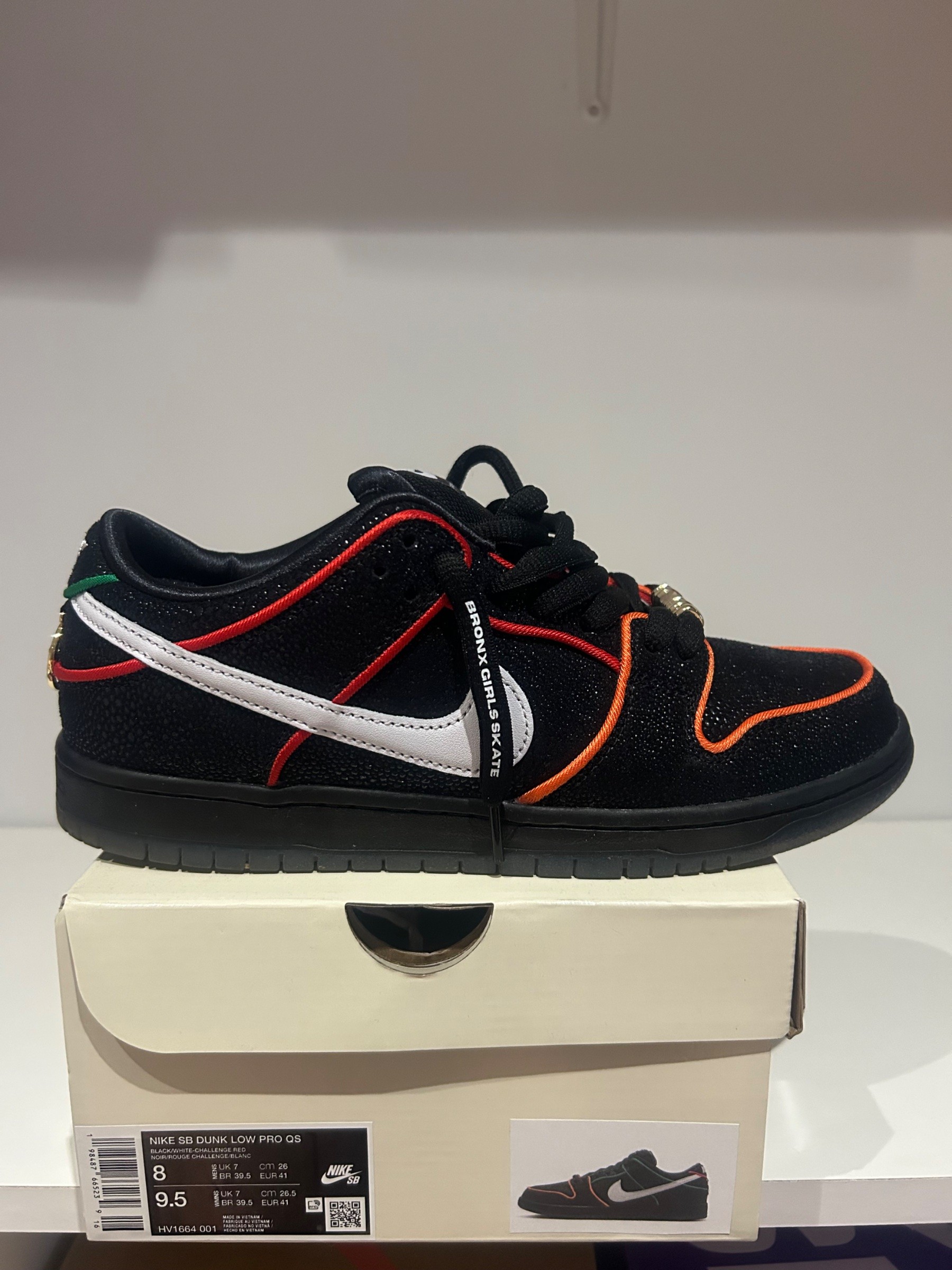 Photo de Nike SB Dunk Low Pro QS Bronx Girls Skate - Black/Challenge Red