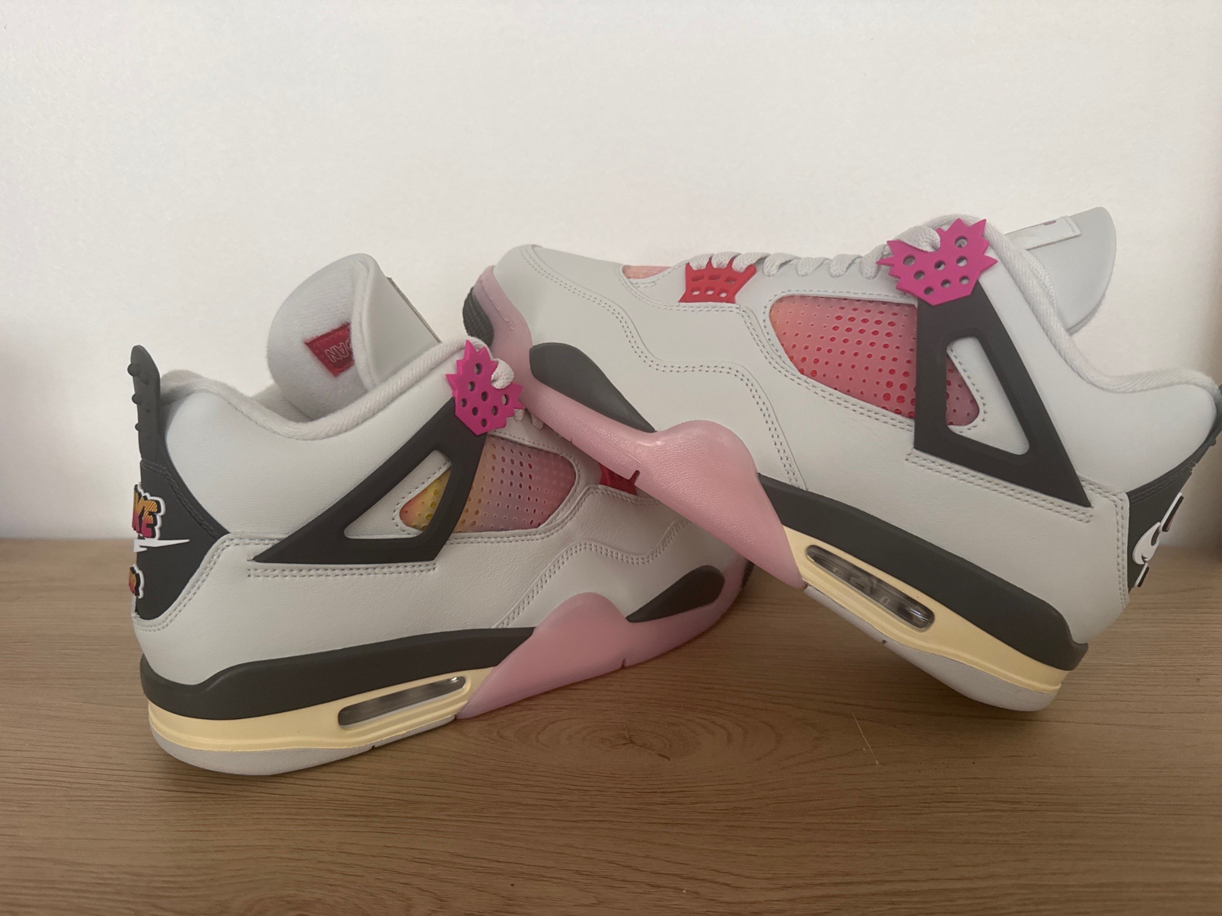 Photo de Air Jordan 4 Retro Comics White/Pink/Grey with Strawberry Charms