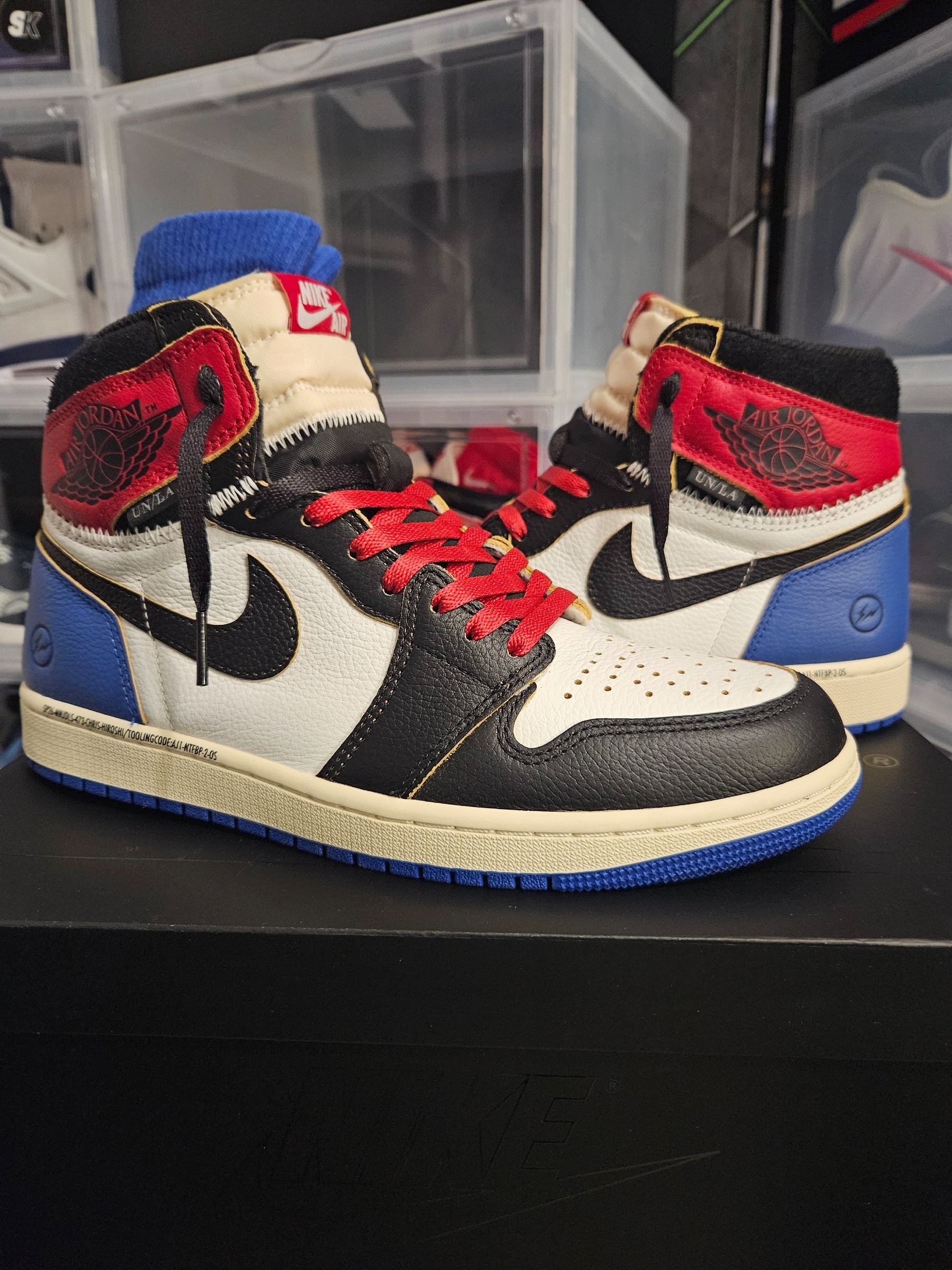 Photo de Jordan 1 Retro High OG SP Fragment x Union LA Varsity Red Sport Royal