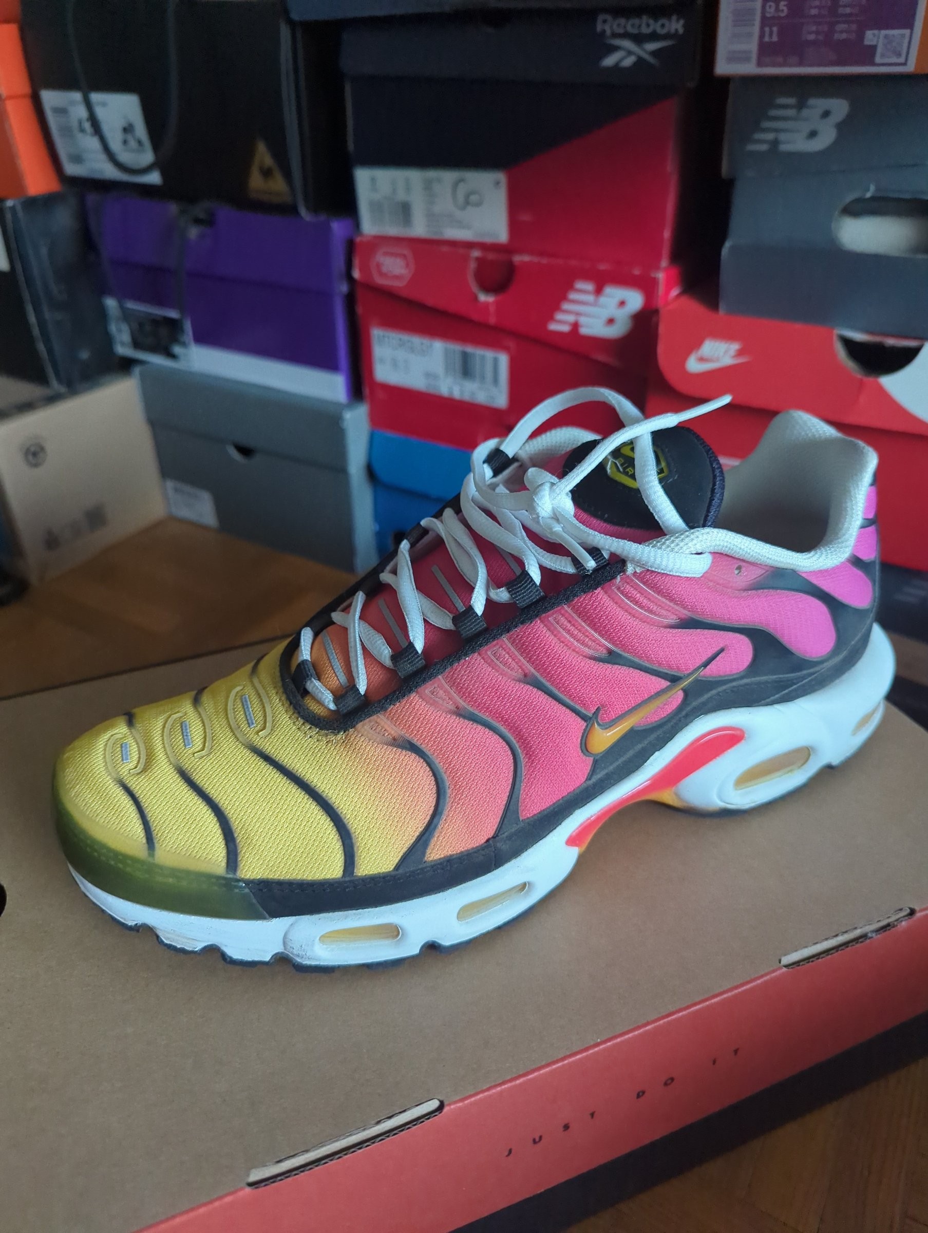 Photo de Nike Air Max Plus OG Varsity Red/Gold/Raspberry Red (Sunset Gradient)
