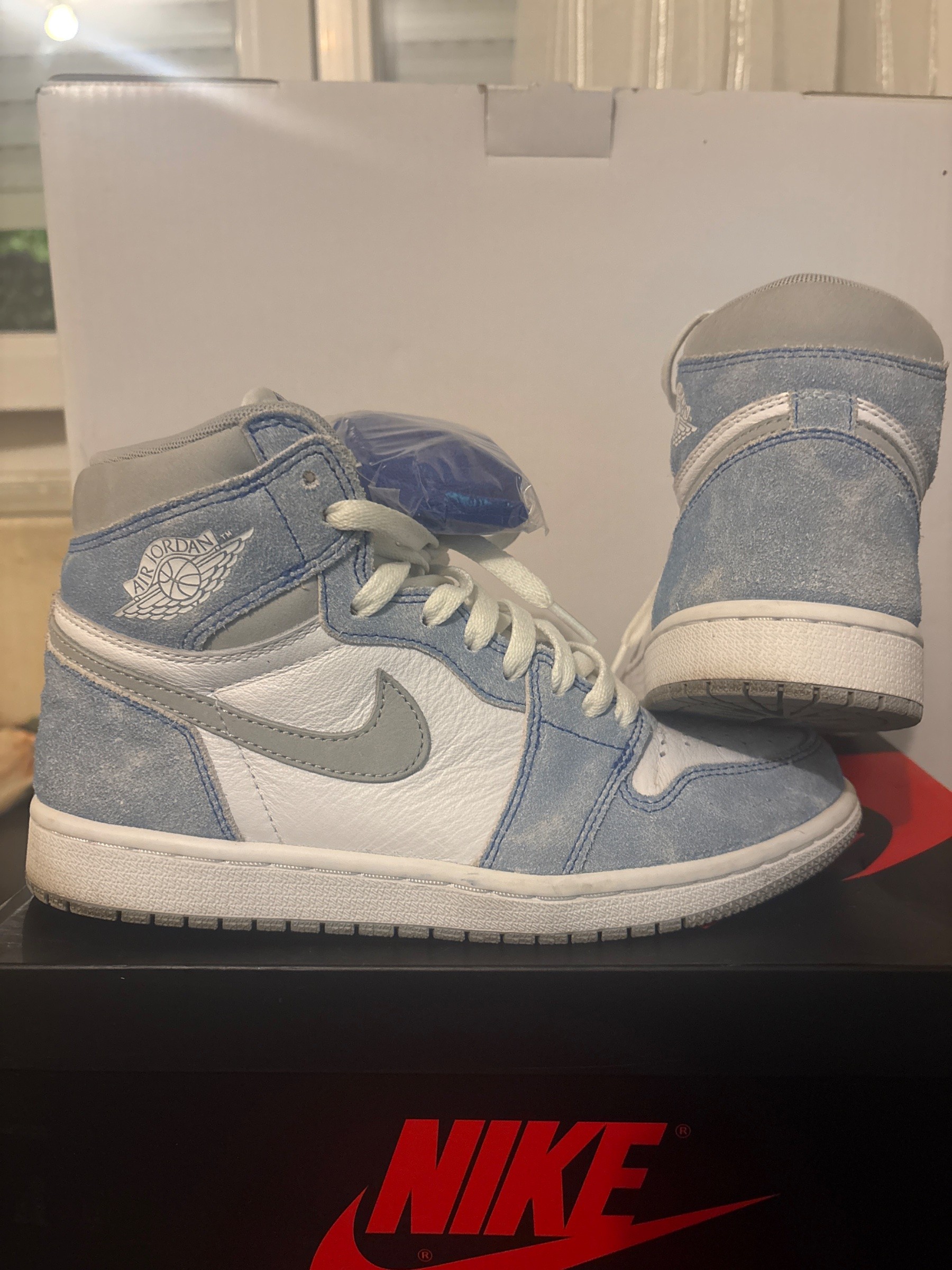 Photo de Air Jordan 1 Retro High OG Hyper Royal