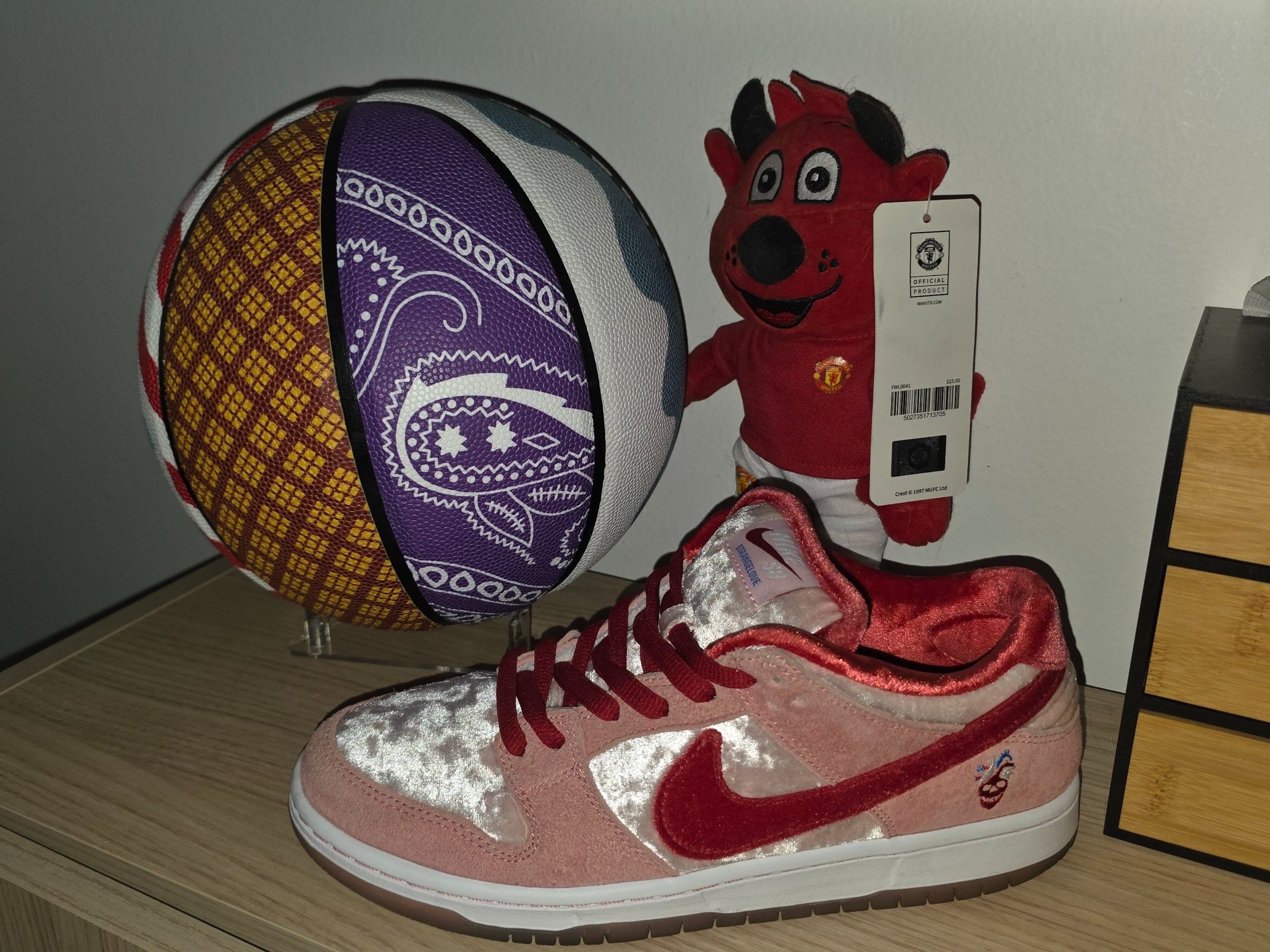 Photo de Nike SB Dunk Low StrangeLove Pink red white