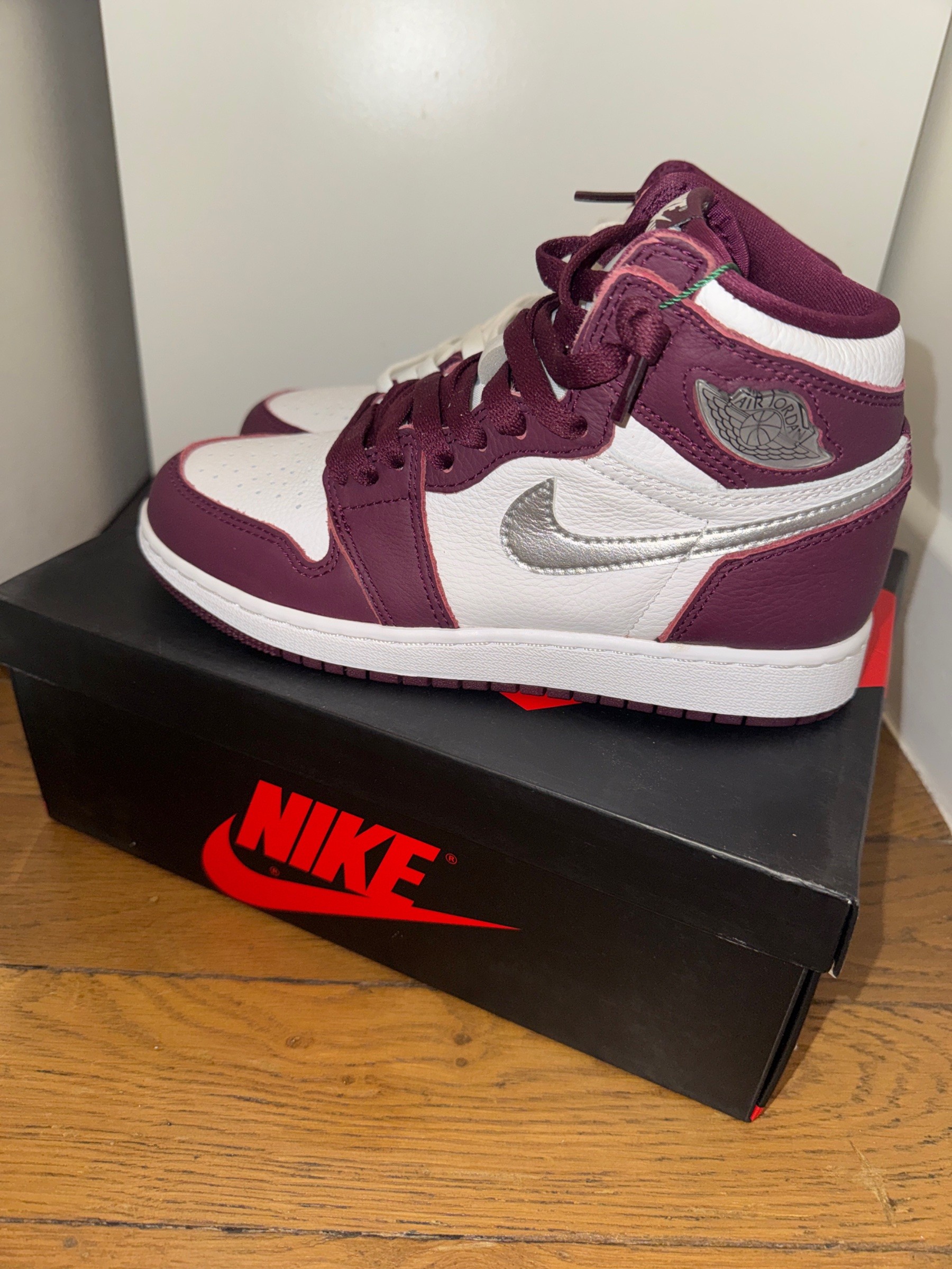 Photo de Air Jordan 1 Retro High OG GS Bordeaux/Metallic Silver-White
