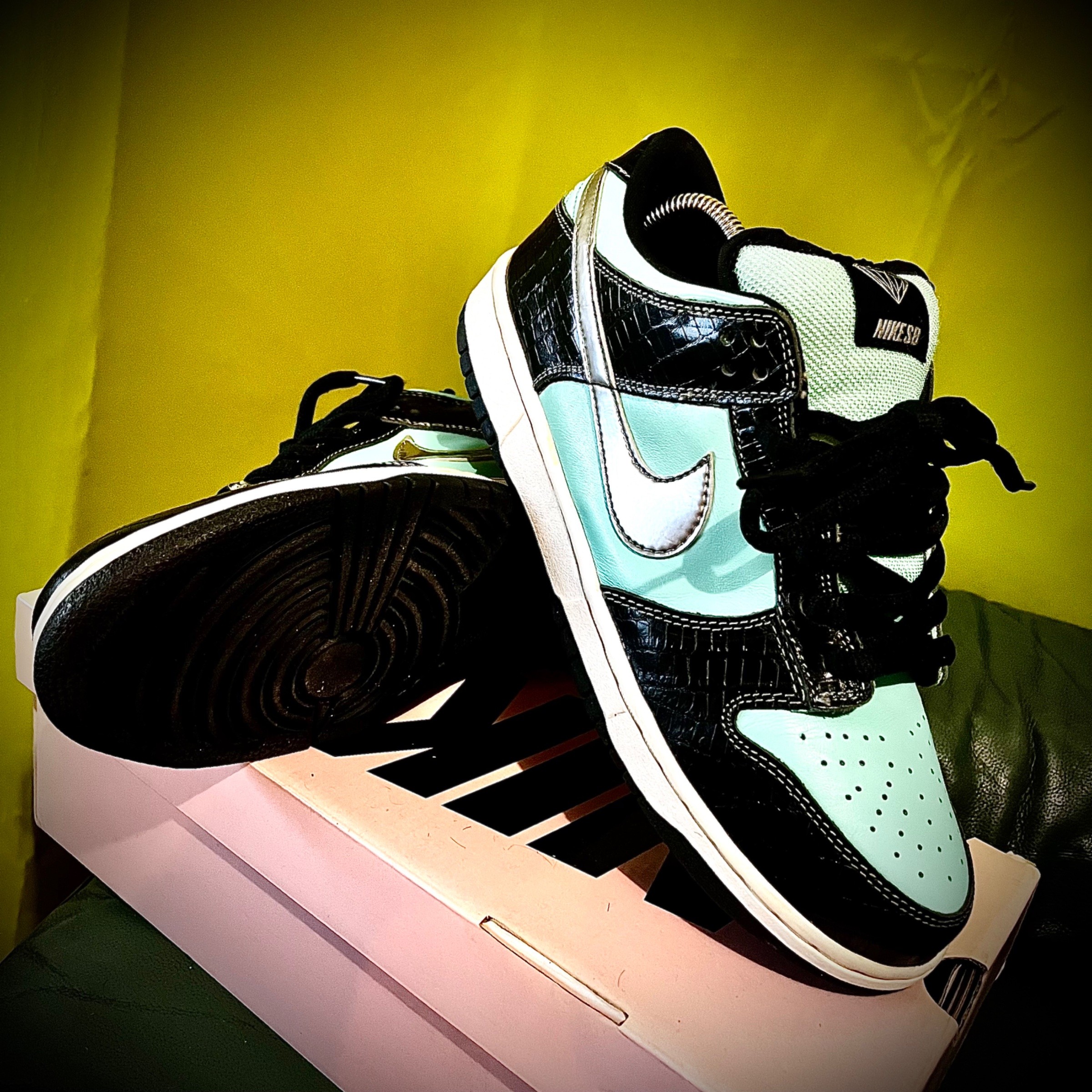 Photo de Nike Dunk Low Pro SB Diamond Supply Co. “Tiffany” Aqua/Chrome