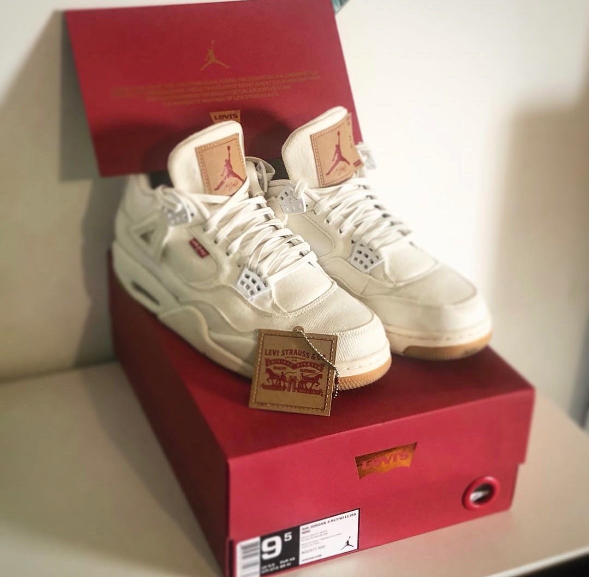 Photo de Air Jordan 4 Retro NRG "Levi’s” White/White-White « White Denim »