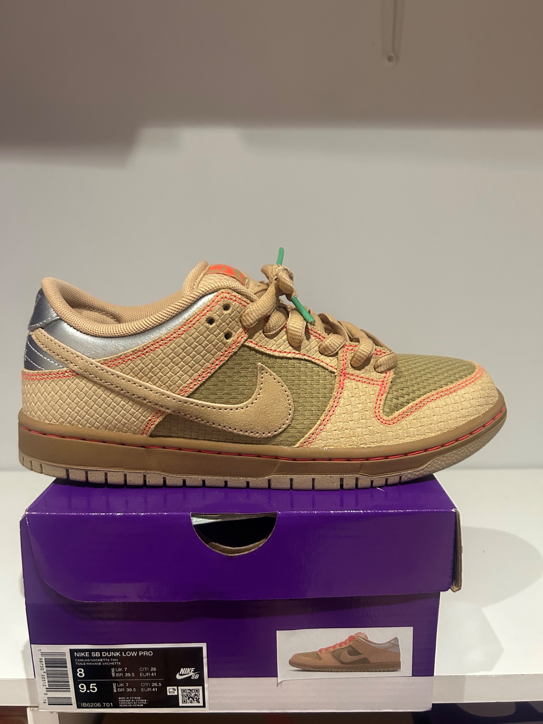 Photo de Nike SB Dunk Low Pro Celery/Metallic Silver-Magenta Orange