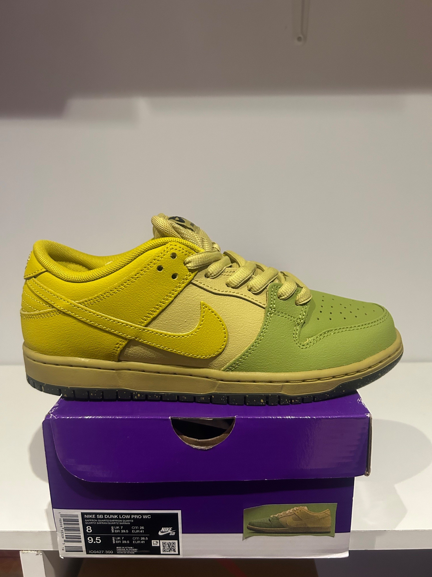 Photo de Nike SB Dunk Low Pro Green Apple/Yellow Gradient