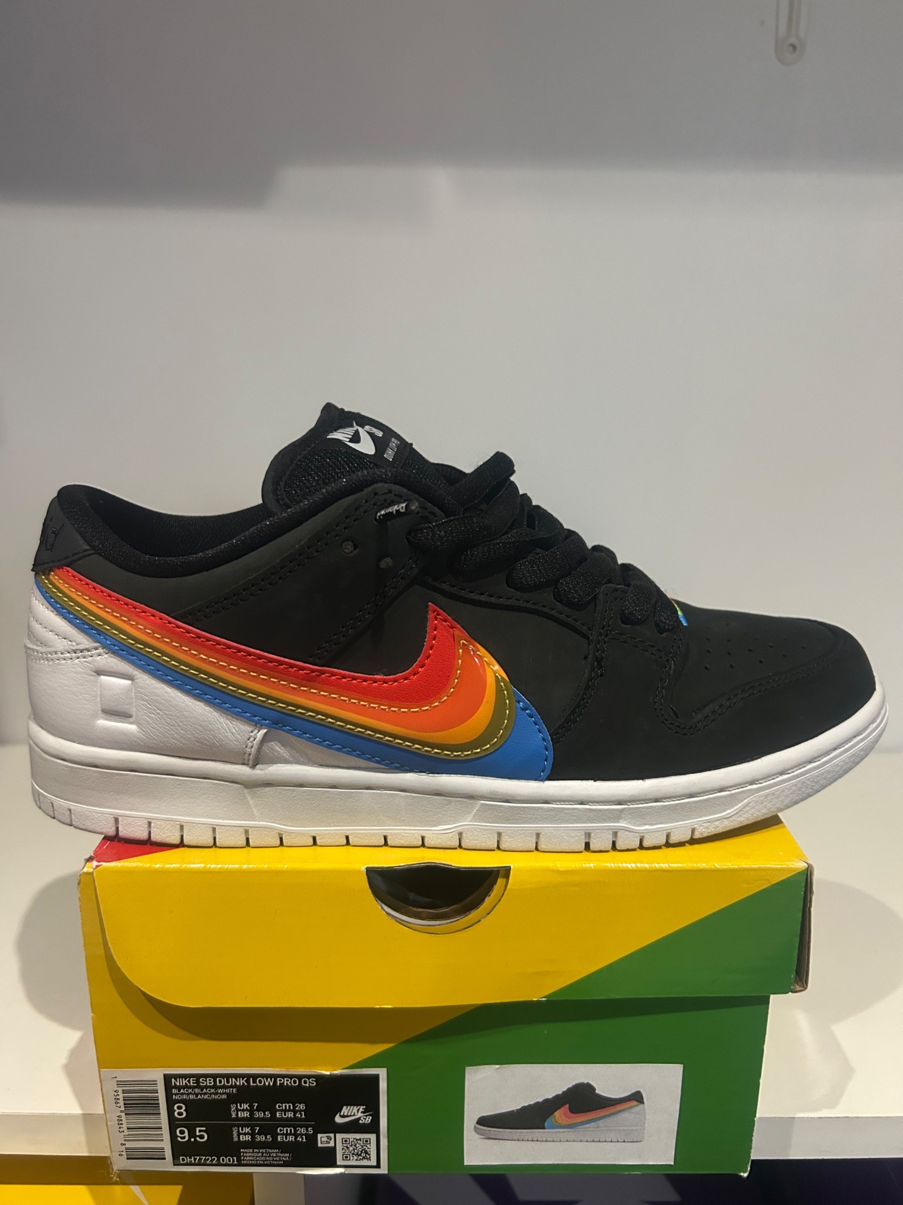 Photo de Nike SB Dunk Low Pro QS Black/White/Multi-Color (Rainbow Swoosh)